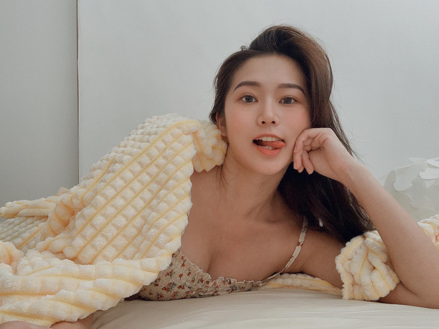 甜力美人「茜茜」火辣身材擋不住「美乳溢出」水汪眼睛充滿魅力！-第1章-图片2