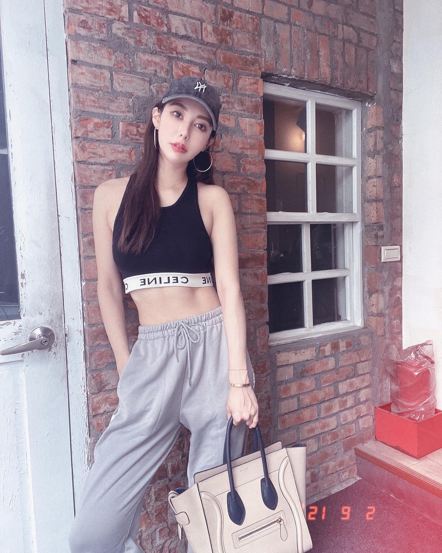 清秀佳人「ᏦᎥmᎥ」外表下藏兇器「豐滿深溝」吸引全店的目光！曲線火辣辣-第1章-图片2