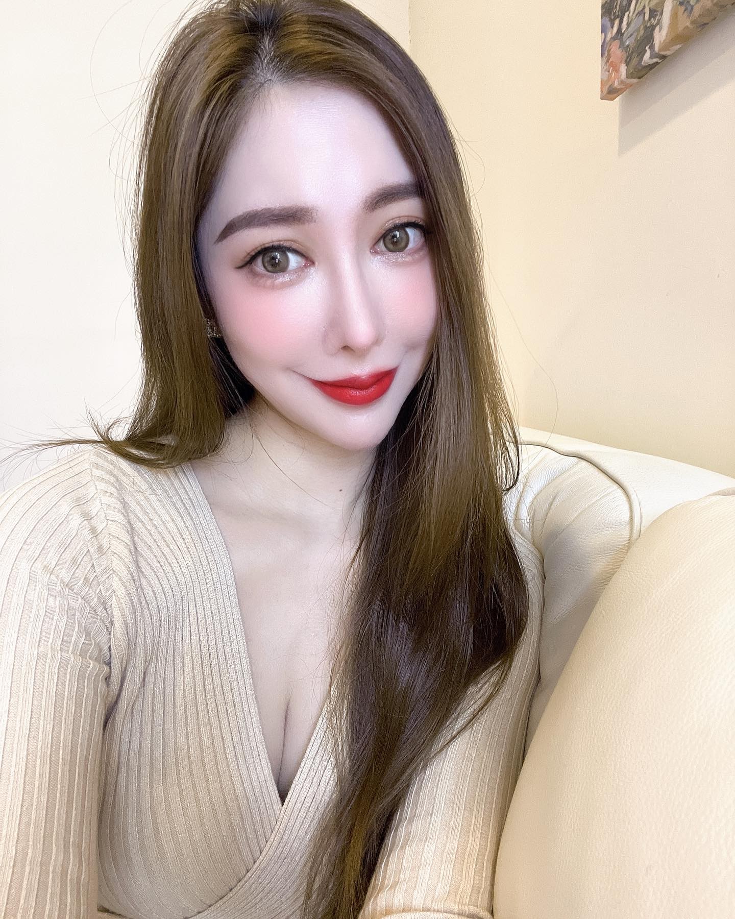 清秀佳人「ᏦᎥmᎥ」外表下藏兇器「豐滿深溝」吸引全店的目光！曲線火辣辣-第1章-图片7