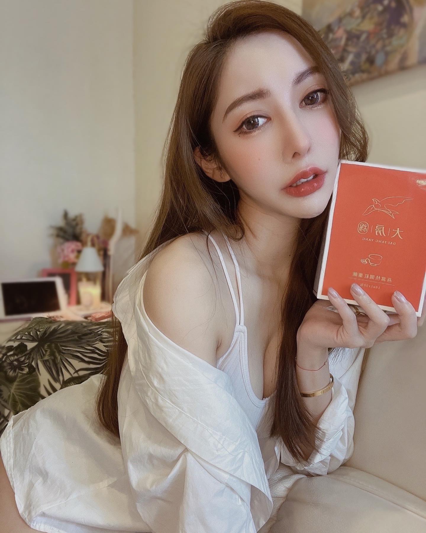 清秀佳人「ᏦᎥmᎥ」外表下藏兇器「豐滿深溝」吸引全店的目光！曲線火辣辣-第1章-图片6