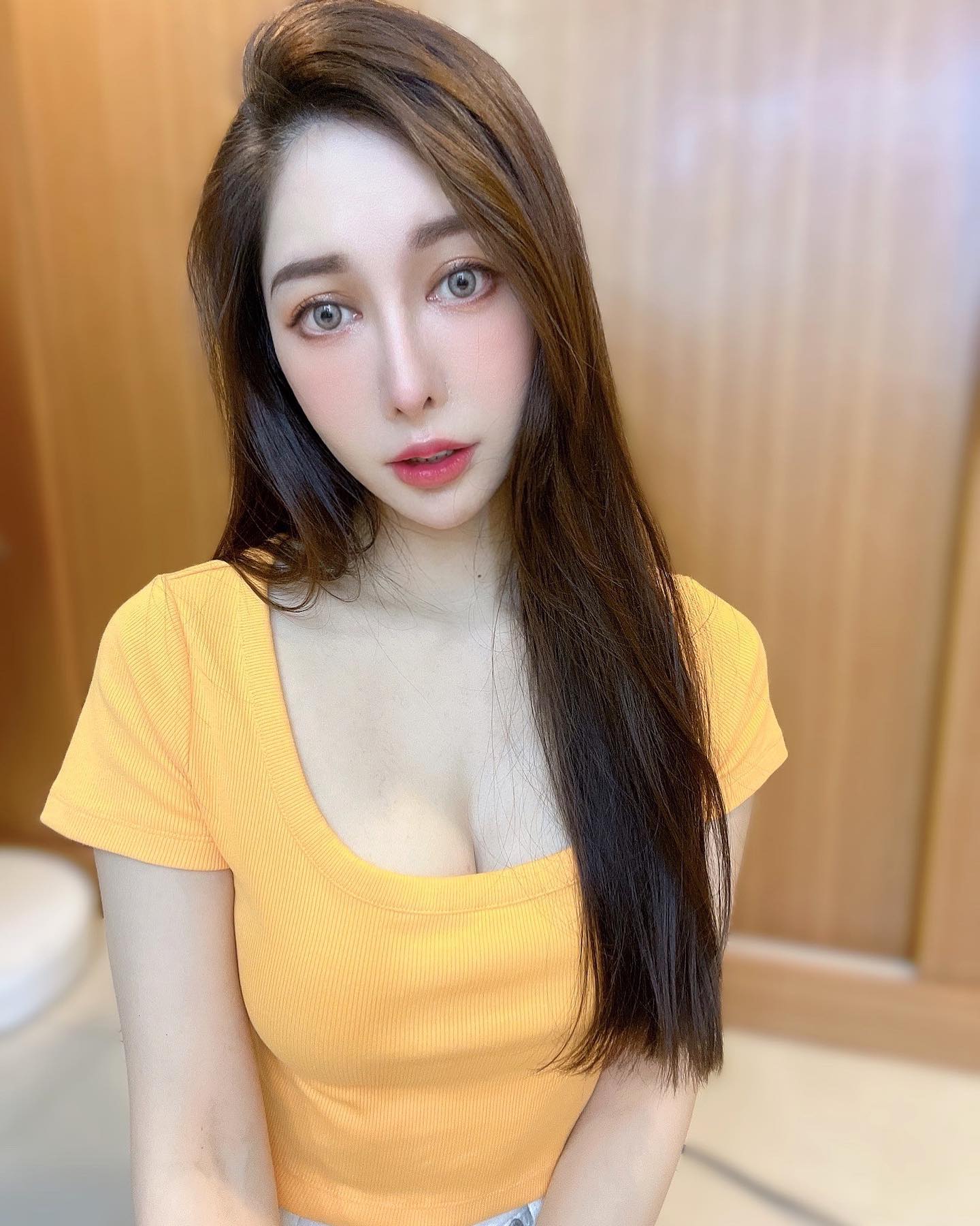 清秀佳人「ᏦᎥmᎥ」外表下藏兇器「豐滿深溝」吸引全店的目光！曲線火辣辣-第1章-图片10