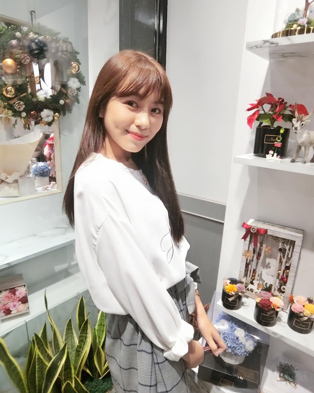 白嫩氣質美女「許孟甯」甜美笑容太加分，那雙美腿太驚人了！-第1章-图片1