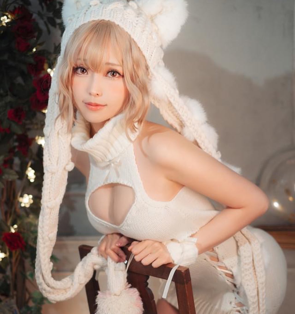 魅惑Coser「Ely」側乳炸開畫面好兇猛！雪白一片食指大動啊，那身材太過火！-第1章-图片1