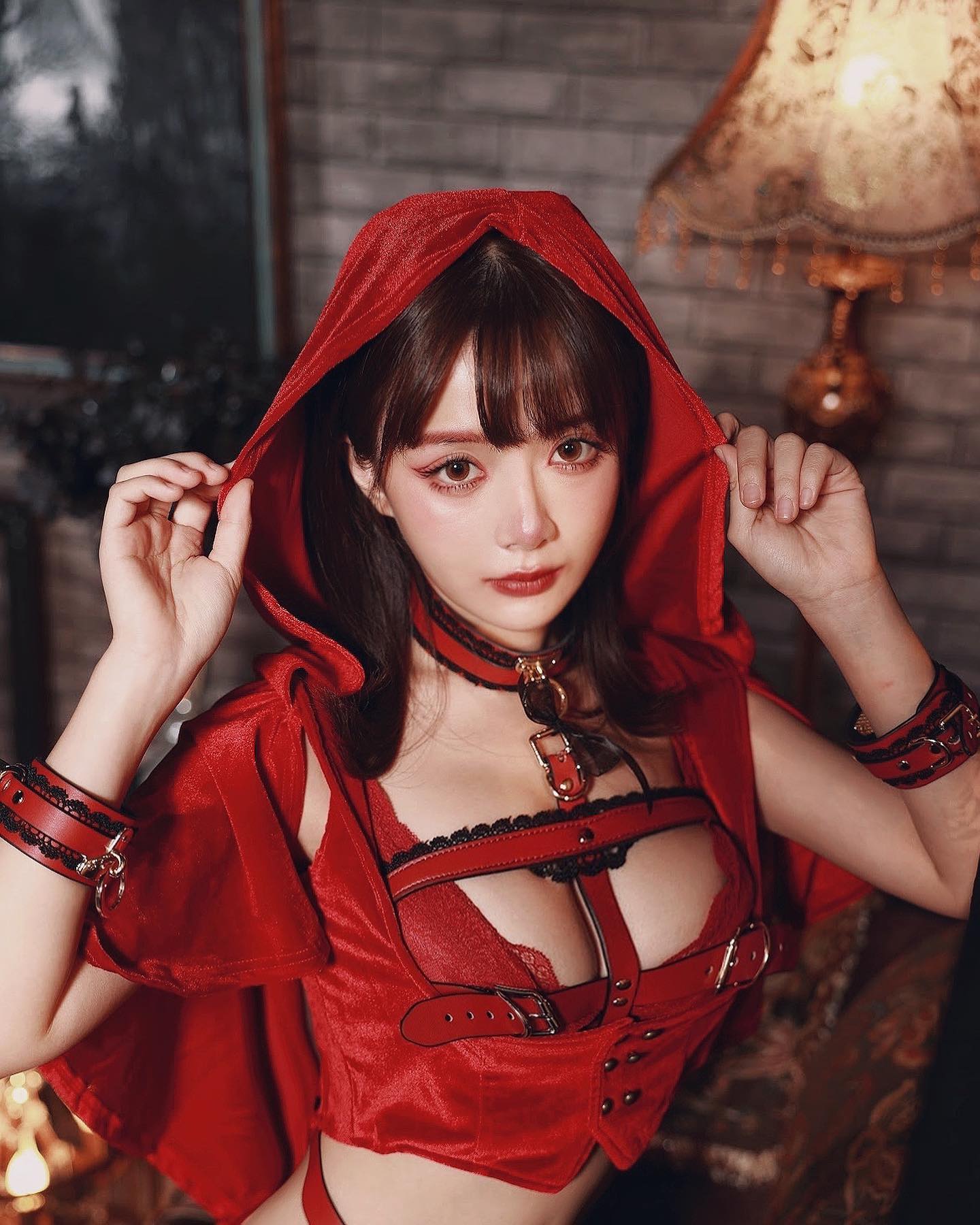 氣質正妹「倩倩」超邪惡視角的極致裸露，白嫩大奶細肩背心罩不住，一個彎腰福利乍現-第1章-图片2