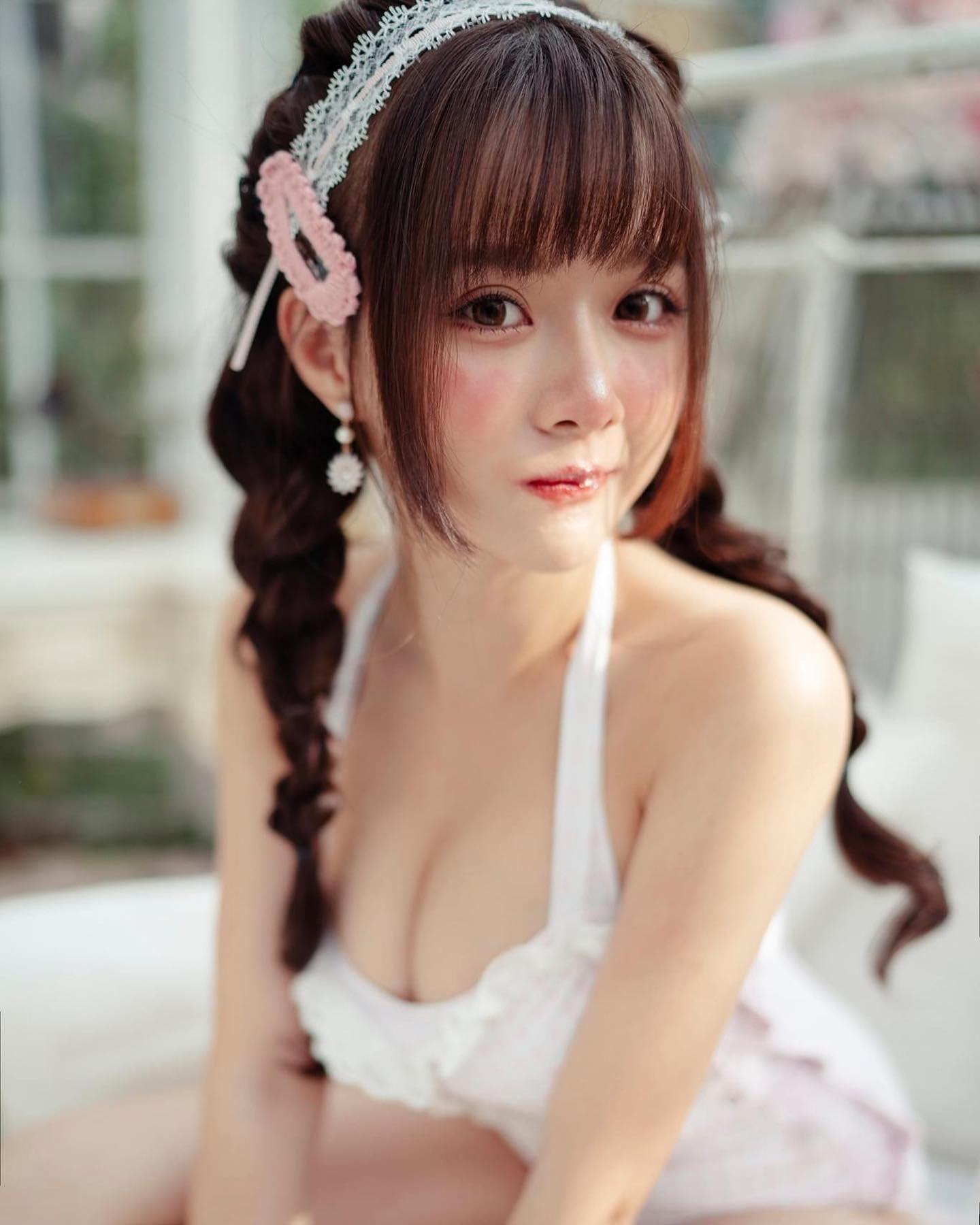 氣質正妹「倩倩」超邪惡視角的極致裸露，白嫩大奶細肩背心罩不住，一個彎腰福利乍現-第1章-图片5