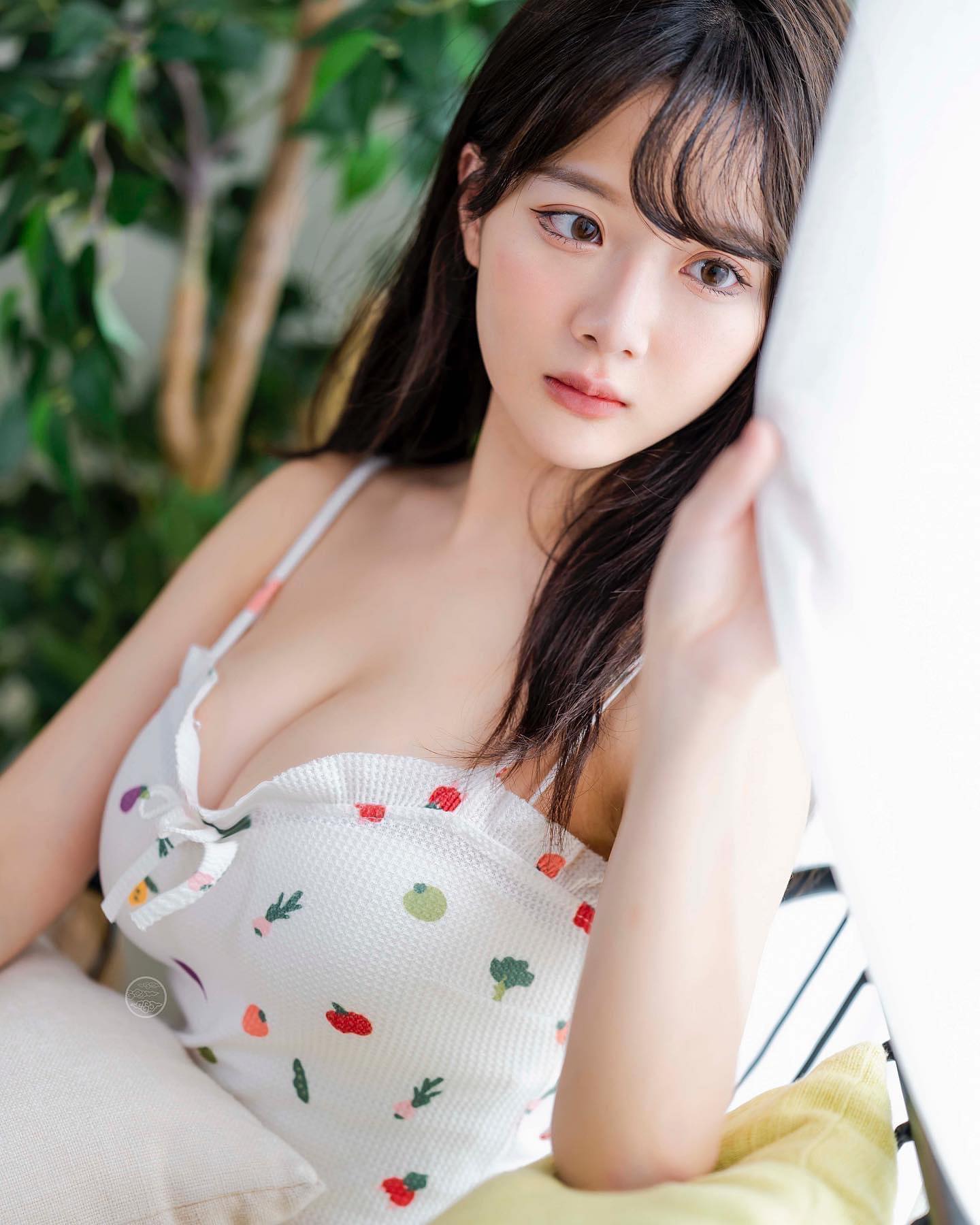 氣質正妹「倩倩」超邪惡視角的極致裸露，白嫩大奶細肩背心罩不住，一個彎腰福利乍現-第1章-图片10