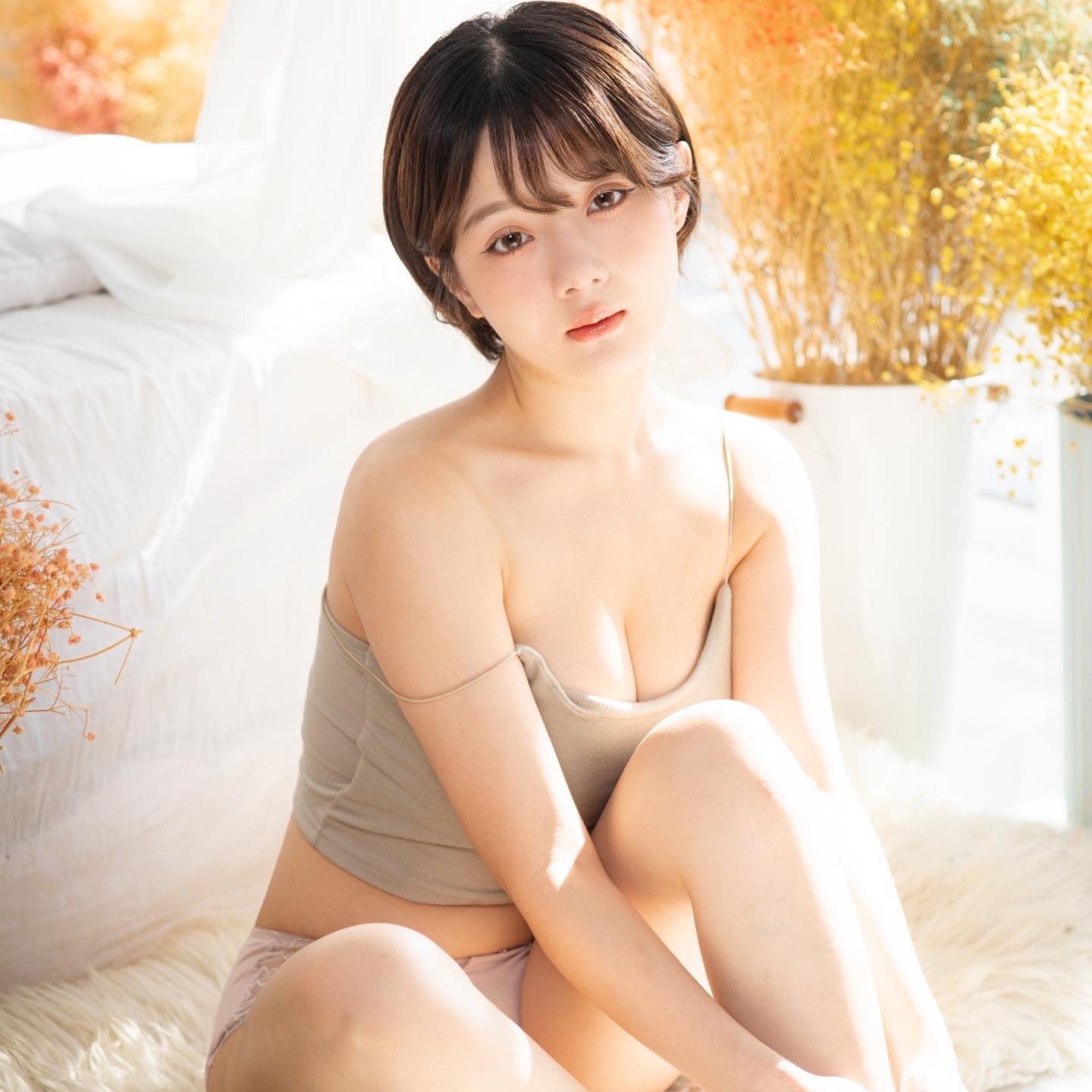 氣質正妹「倩倩」超邪惡視角的極致裸露，白嫩大奶細肩背心罩不住，一個彎腰福利乍現-第1章-图片8