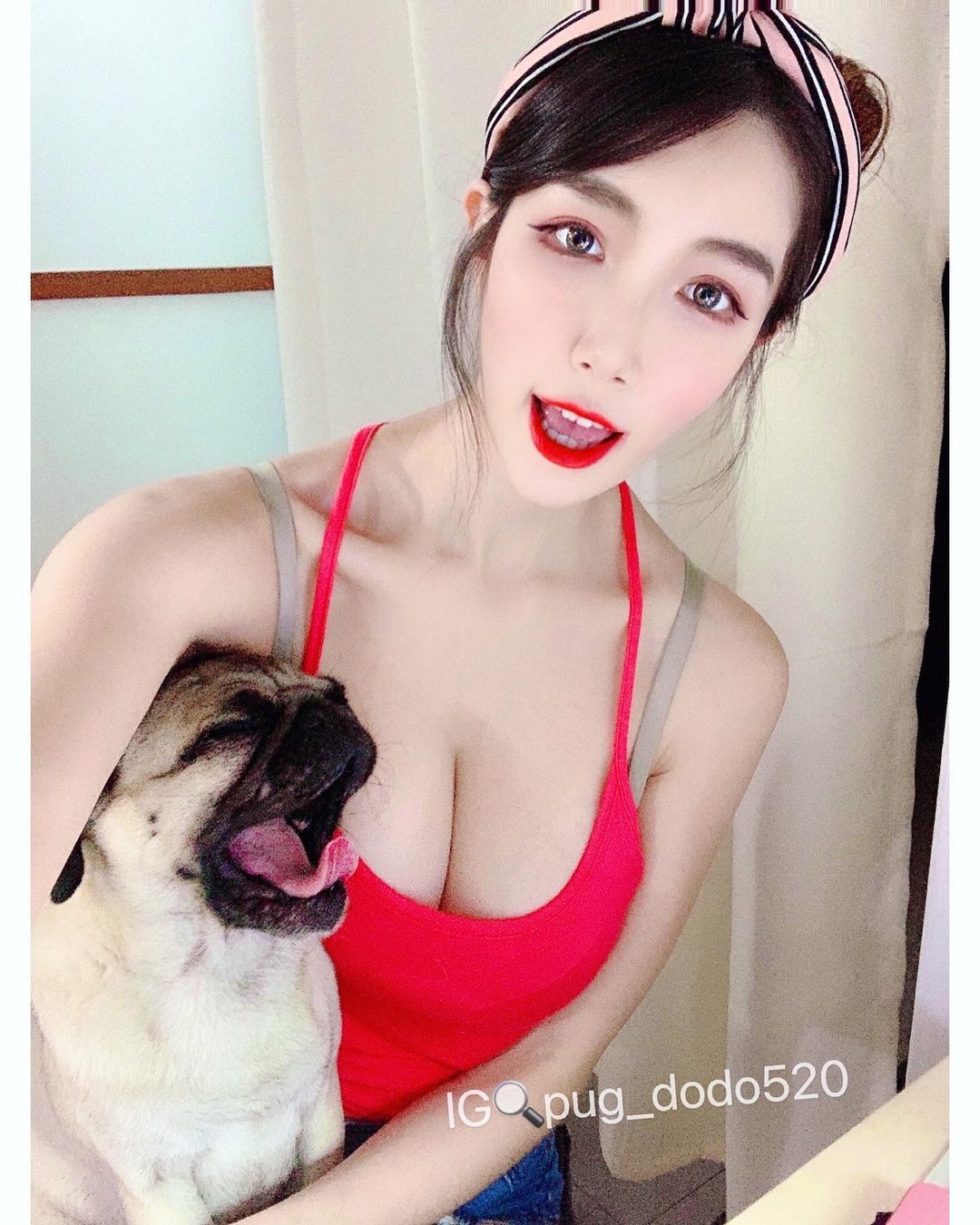 性感正妹「林妤霜」只穿細肩帶上鏡也不害臊！一彎腰就暴露啦！香豔紅唇好迷人-第1章-图片2