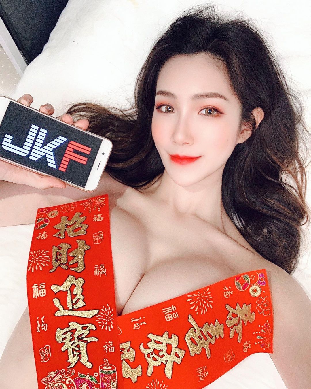 性感正妹「林妤霜」只穿細肩帶上鏡也不害臊！一彎腰就暴露啦！香豔紅唇好迷人-第1章-图片5