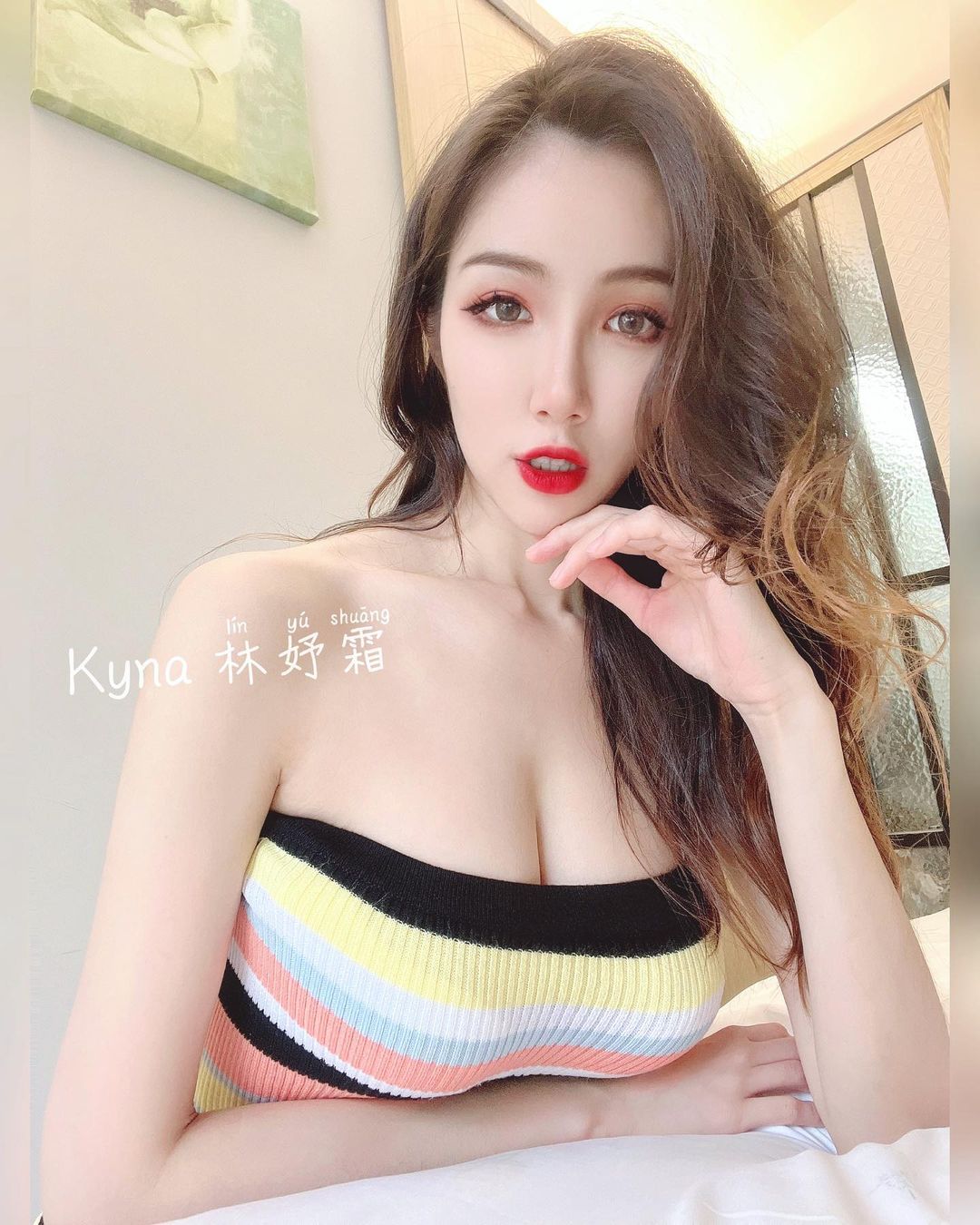 性感正妹「林妤霜」只穿細肩帶上鏡也不害臊！一彎腰就暴露啦！香豔紅唇好迷人-第1章-图片6