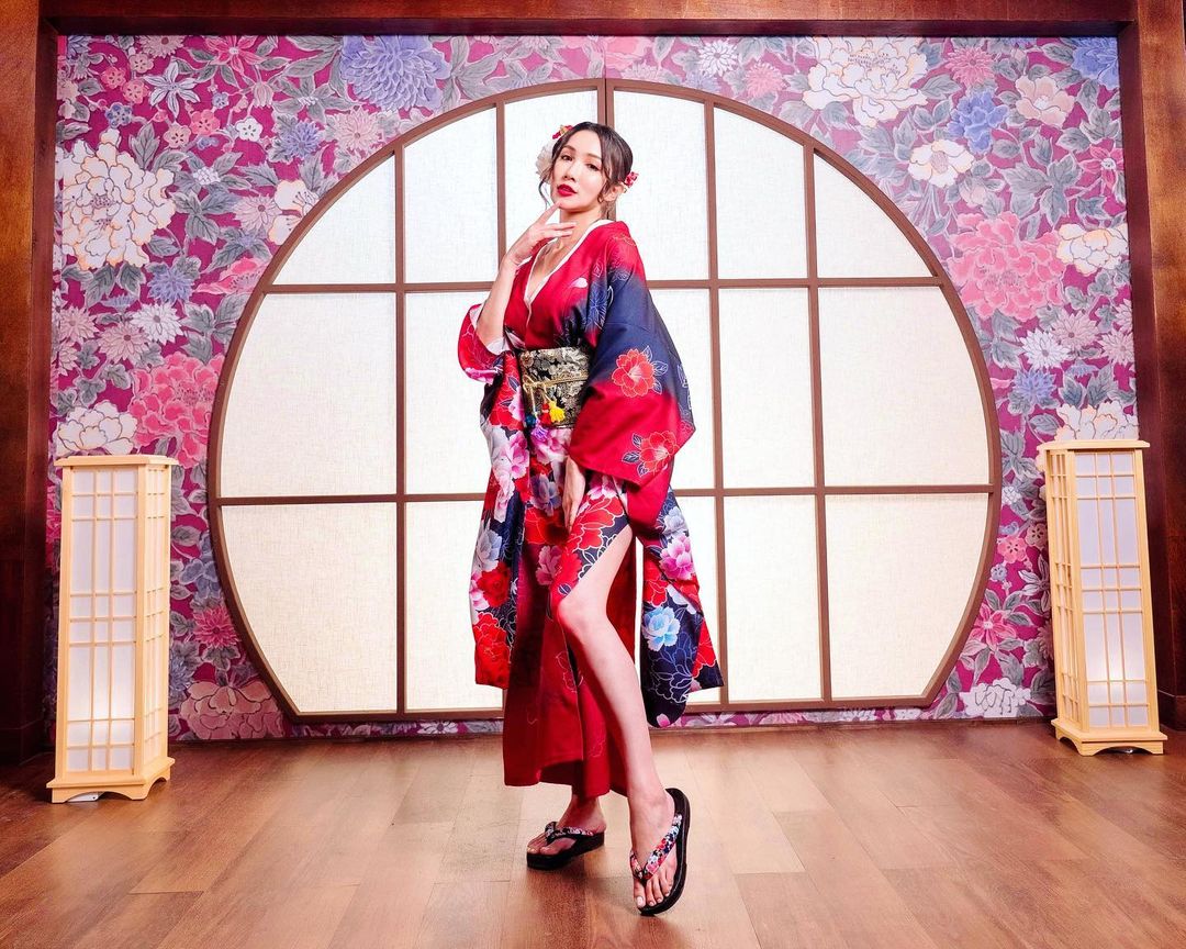 性感正妹「林妤霜」只穿細肩帶上鏡也不害臊！一彎腰就暴露啦！香豔紅唇好迷人-第1章-图片10