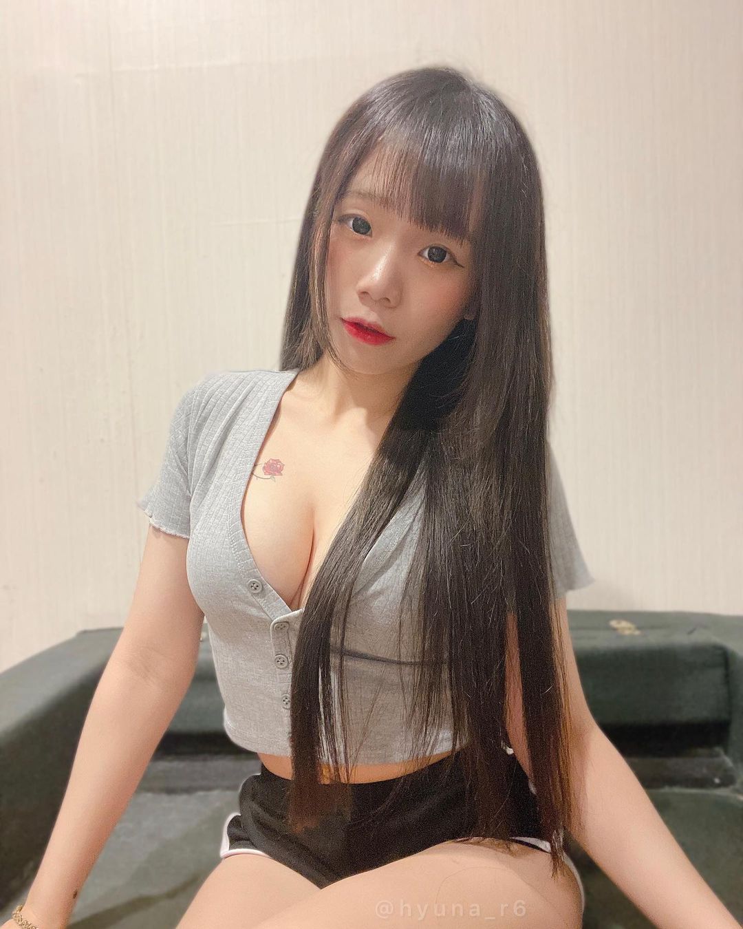 白皙正妹「菈菈」美峰夾緊夾滿！露出雪白肌，清秀臉蛋卻エロ感十足！-第1章-图片2