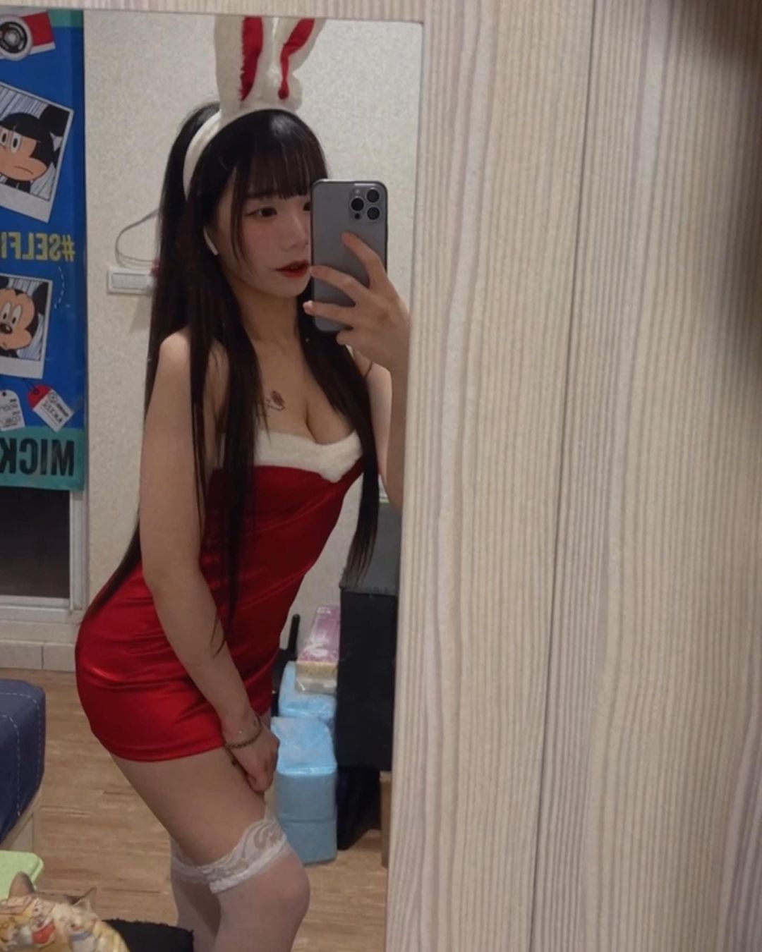 白皙正妹「菈菈」美峰夾緊夾滿！露出雪白肌，清秀臉蛋卻エロ感十足！-第1章-图片3