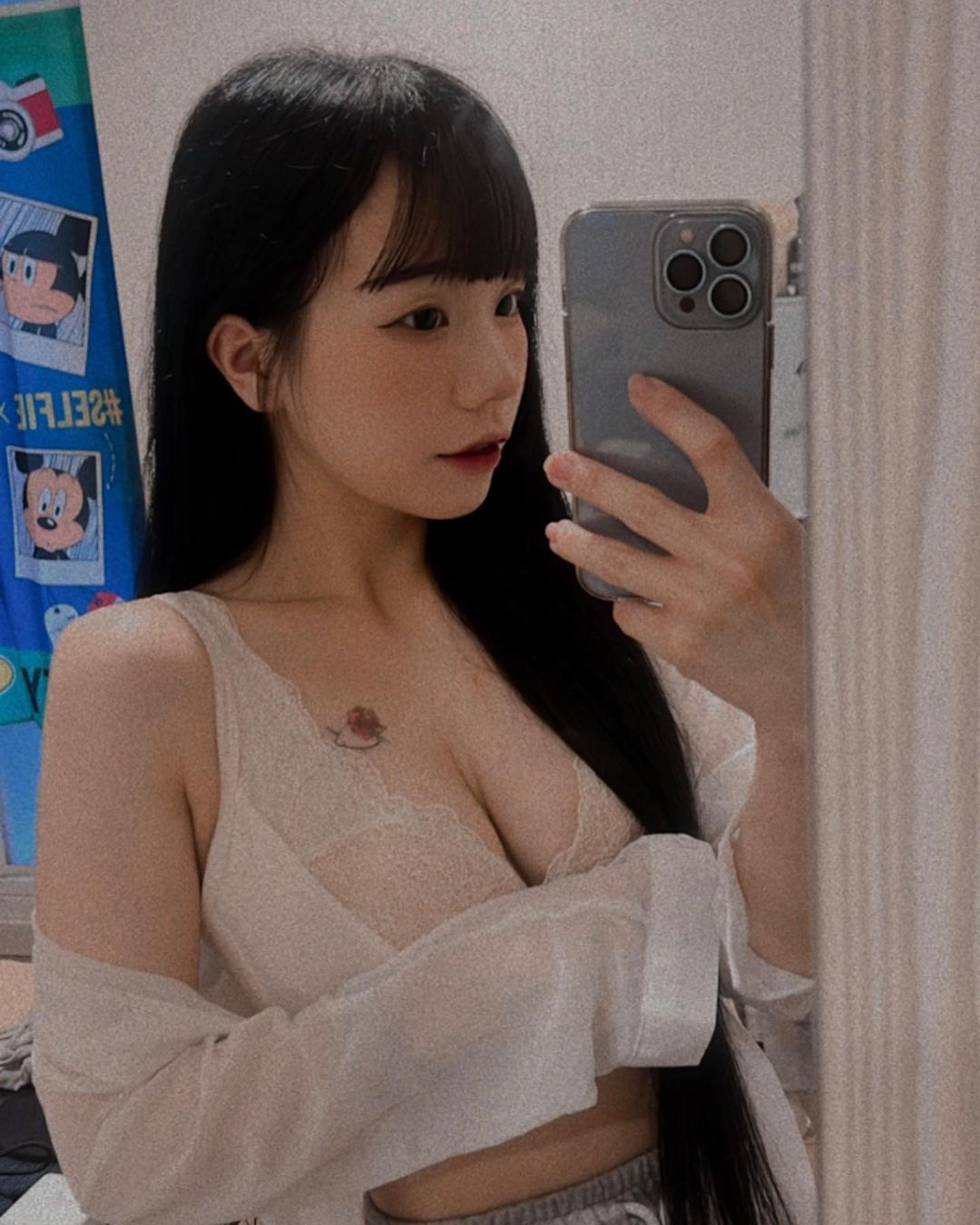 白皙正妹「菈菈」美峰夾緊夾滿！露出雪白肌，清秀臉蛋卻エロ感十足！-第1章-图片6