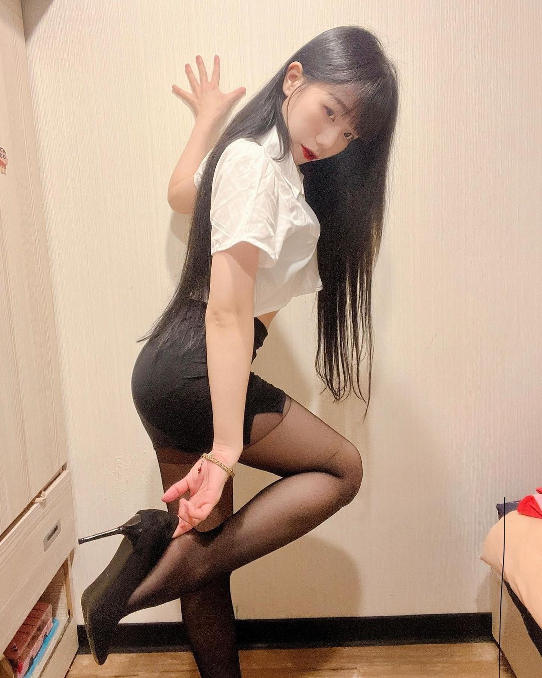 白皙正妹「菈菈」美峰夾緊夾滿！露出雪白肌，清秀臉蛋卻エロ感十足！-第1章-图片7