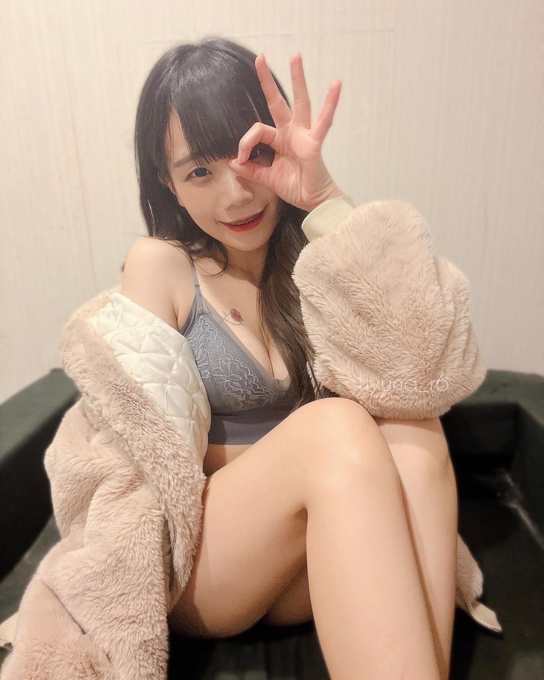 白皙正妹「菈菈」美峰夾緊夾滿！露出雪白肌，清秀臉蛋卻エロ感十足！-第1章-图片4