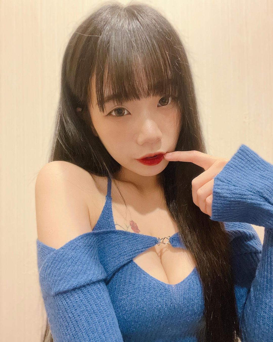 白皙正妹「菈菈」美峰夾緊夾滿！露出雪白肌，清秀臉蛋卻エロ感十足！-第1章-图片8