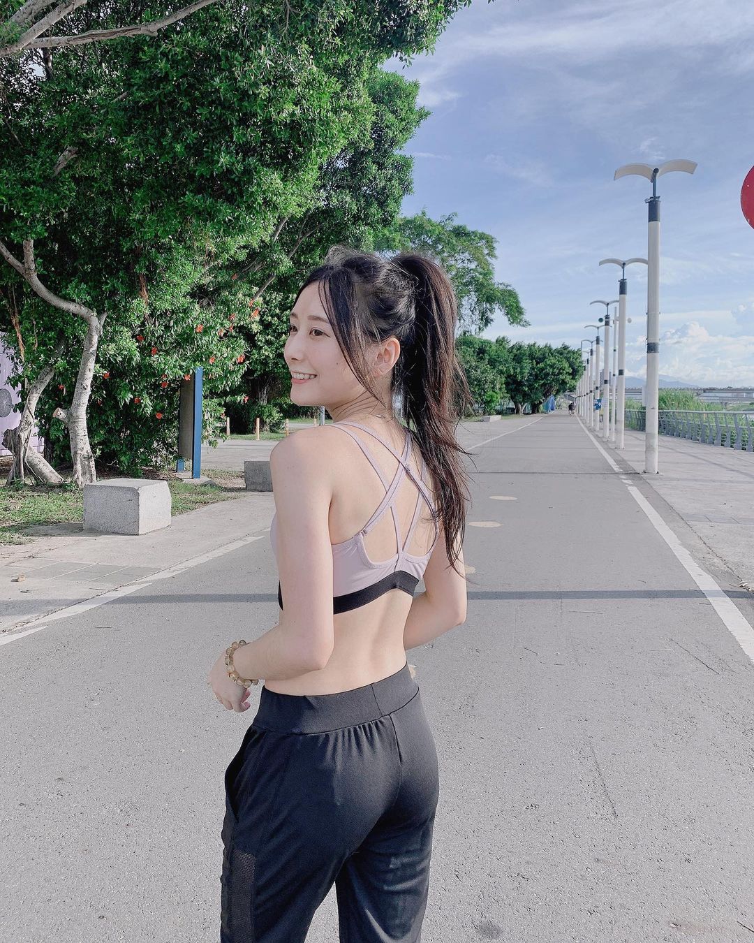 清純系正妹「陸子玄」親切笑容+甜美臉蛋，萌萌大眼與火爆身材的視覺衝擊！-第1章-图片4