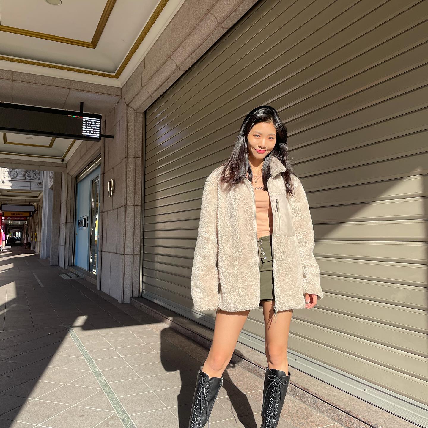 In contrast to the long legs of the sister 