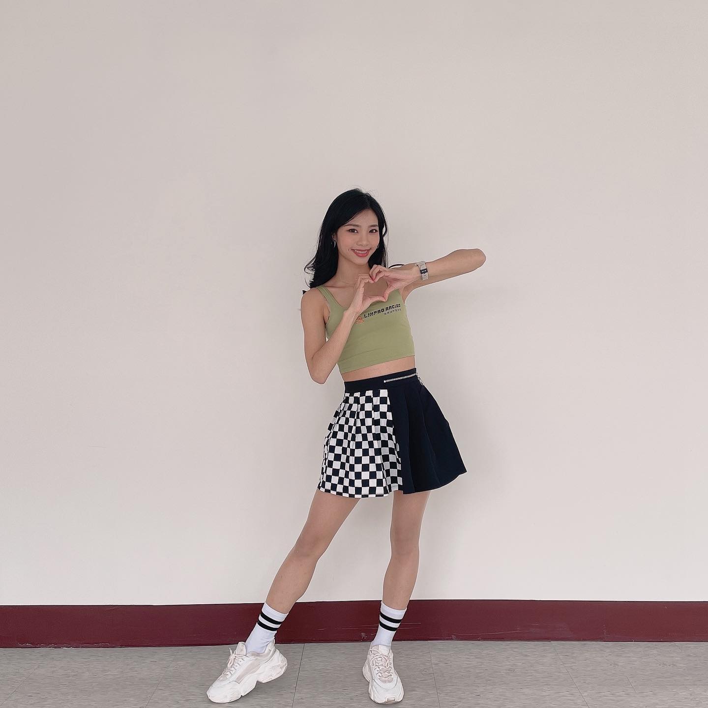 In contrast to the long legs of the sister 