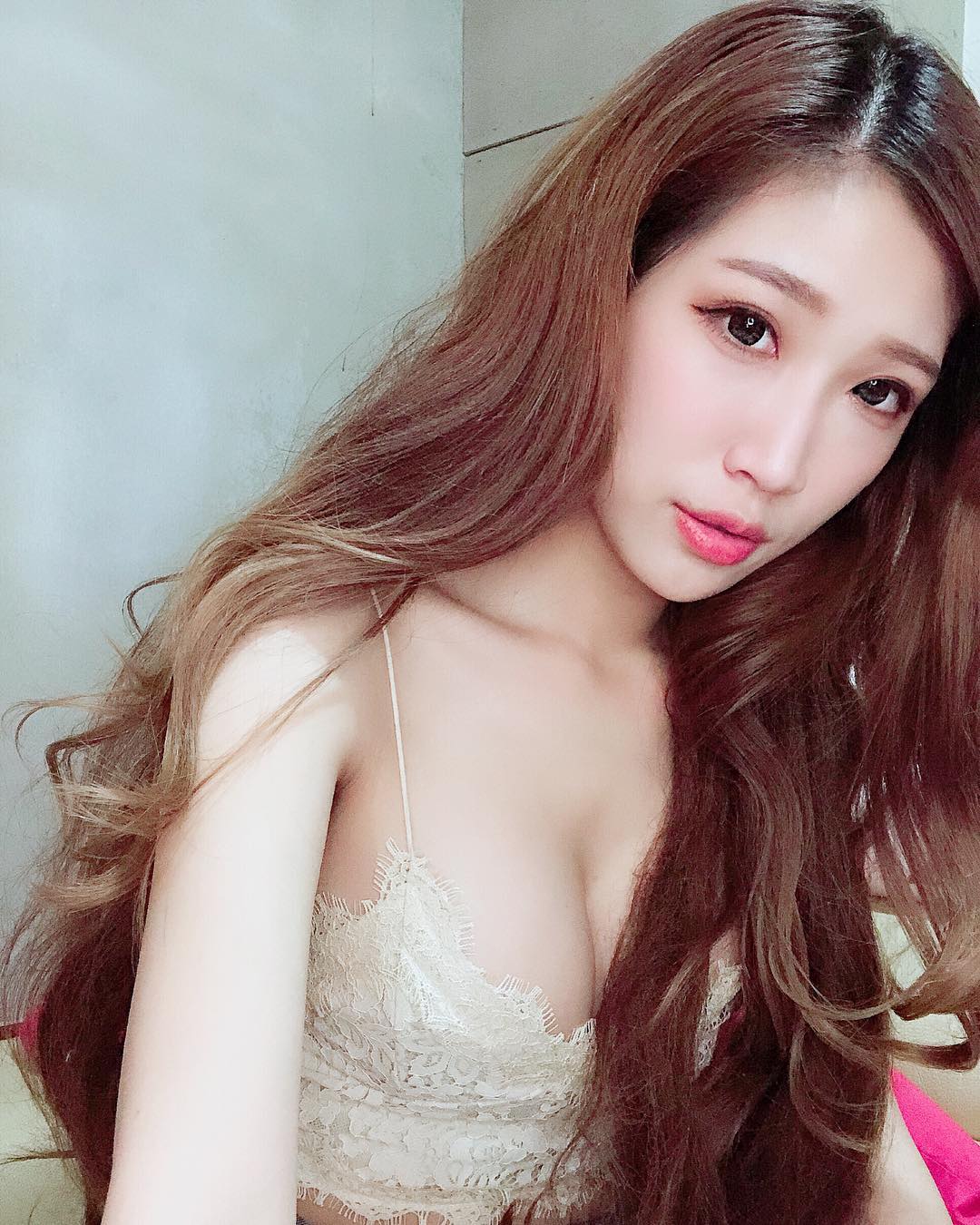 雪乳正妹「羅伶」超不科學「天使臉魔鬼身」擠弄「兇猛美乳」畫面太誘人-第1章-图片5