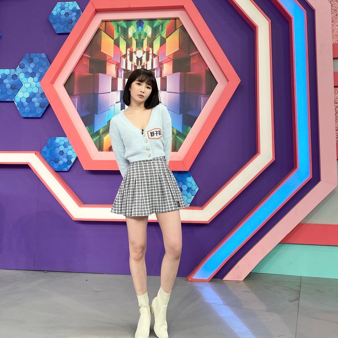 超火辣正妹「舒子晨」衣服底下竟然是性感「爆乳身材」絕美蜜桃臀渾圓飽滿-第1章-图片3