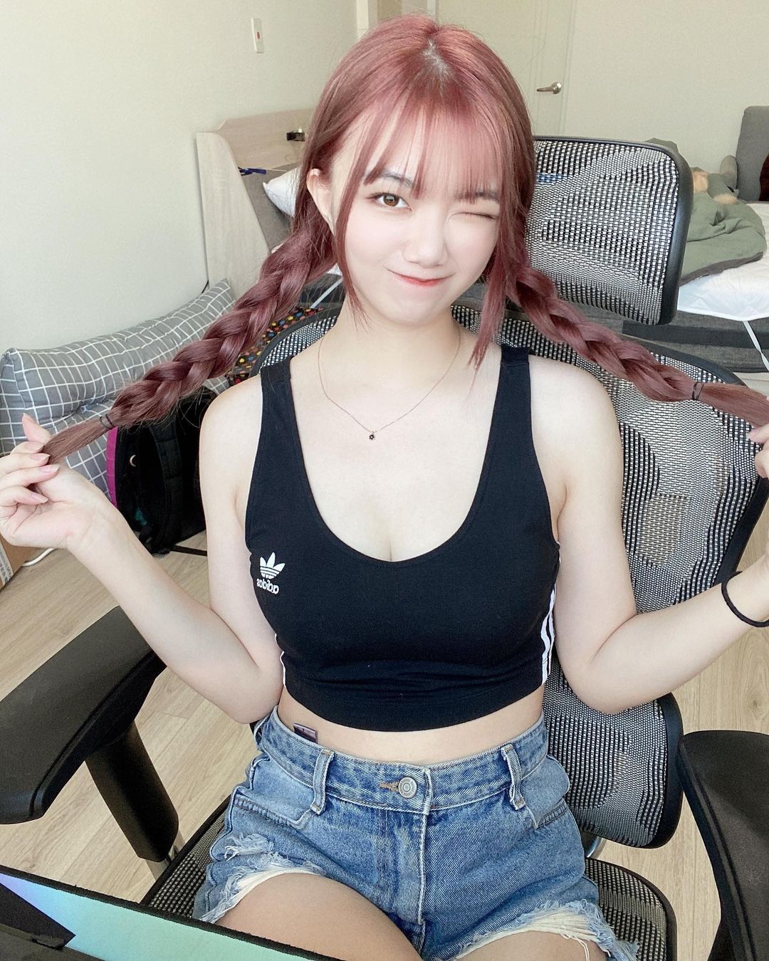 超愛打遊戲的電眼正妹~珈琳-第1章-图片8