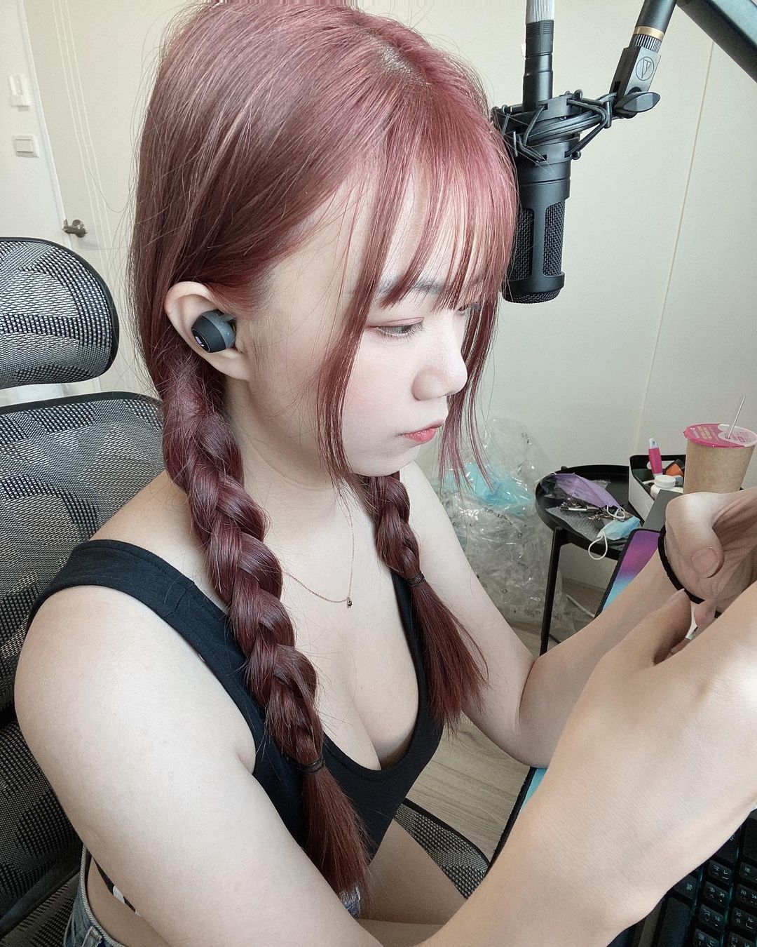 超愛打遊戲的電眼正妹~珈琳-第1章-图片9