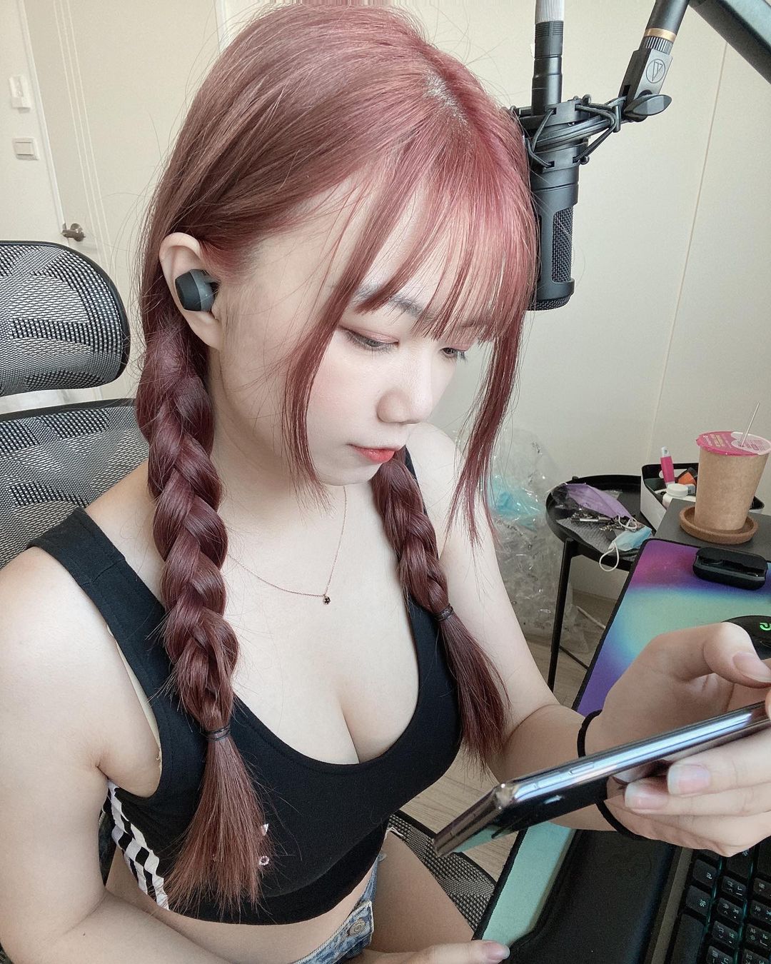 超愛打遊戲的電眼正妹~珈琳-第1章-图片12