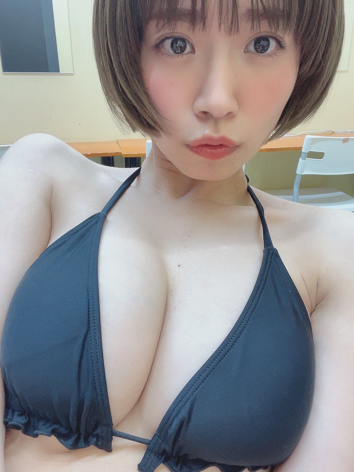 短髮好逆齡！巨乳寫真偶像菜乃花渾圓雙球險溢出泳衣！-第1章-图片2