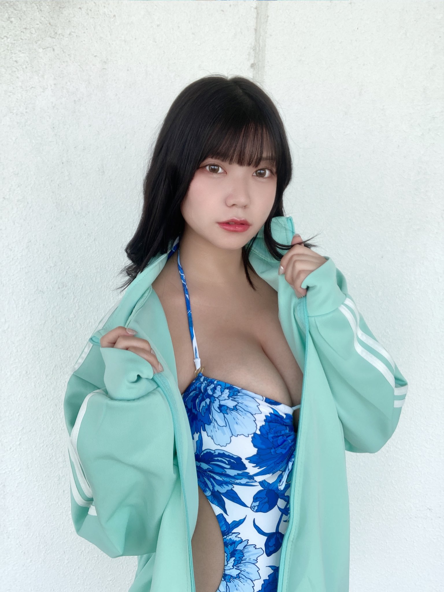 實在太大了！巨乳寫真女星大葉めも八字Ｊ奶僅用細肩垂掛在胸前！-第1章-图片17