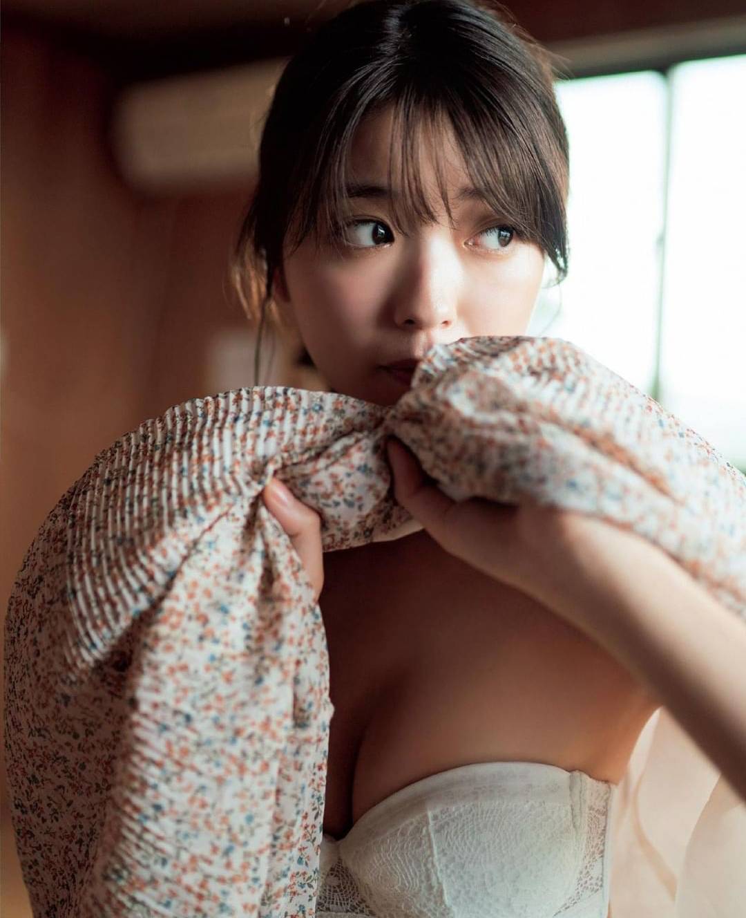首本寫真集帶出青梅竹馬性感姿態工藤美櫻-第1章-图片1