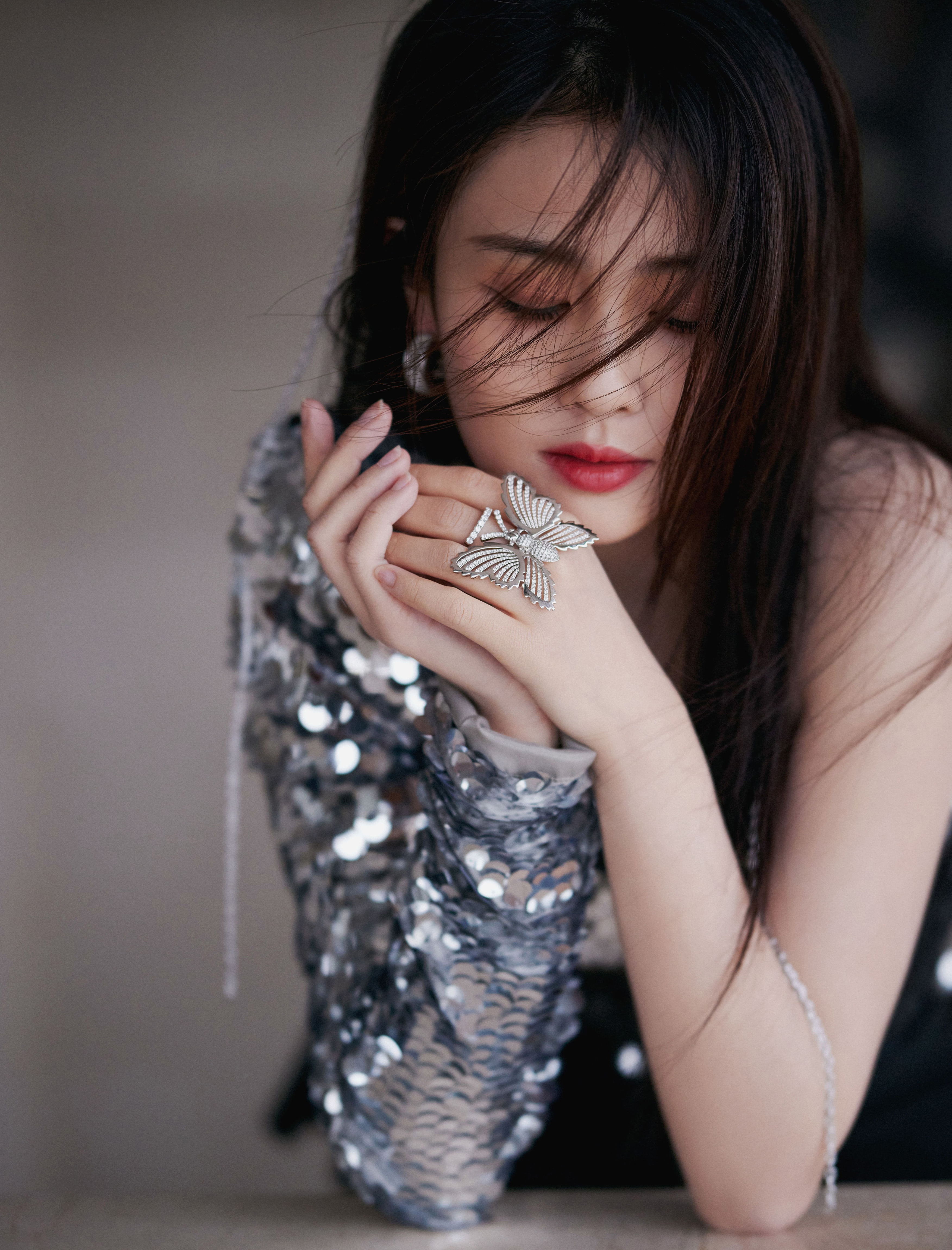 一襲亮銀綴薄紗—白鹿 [高清套圖]-第1章-图片4