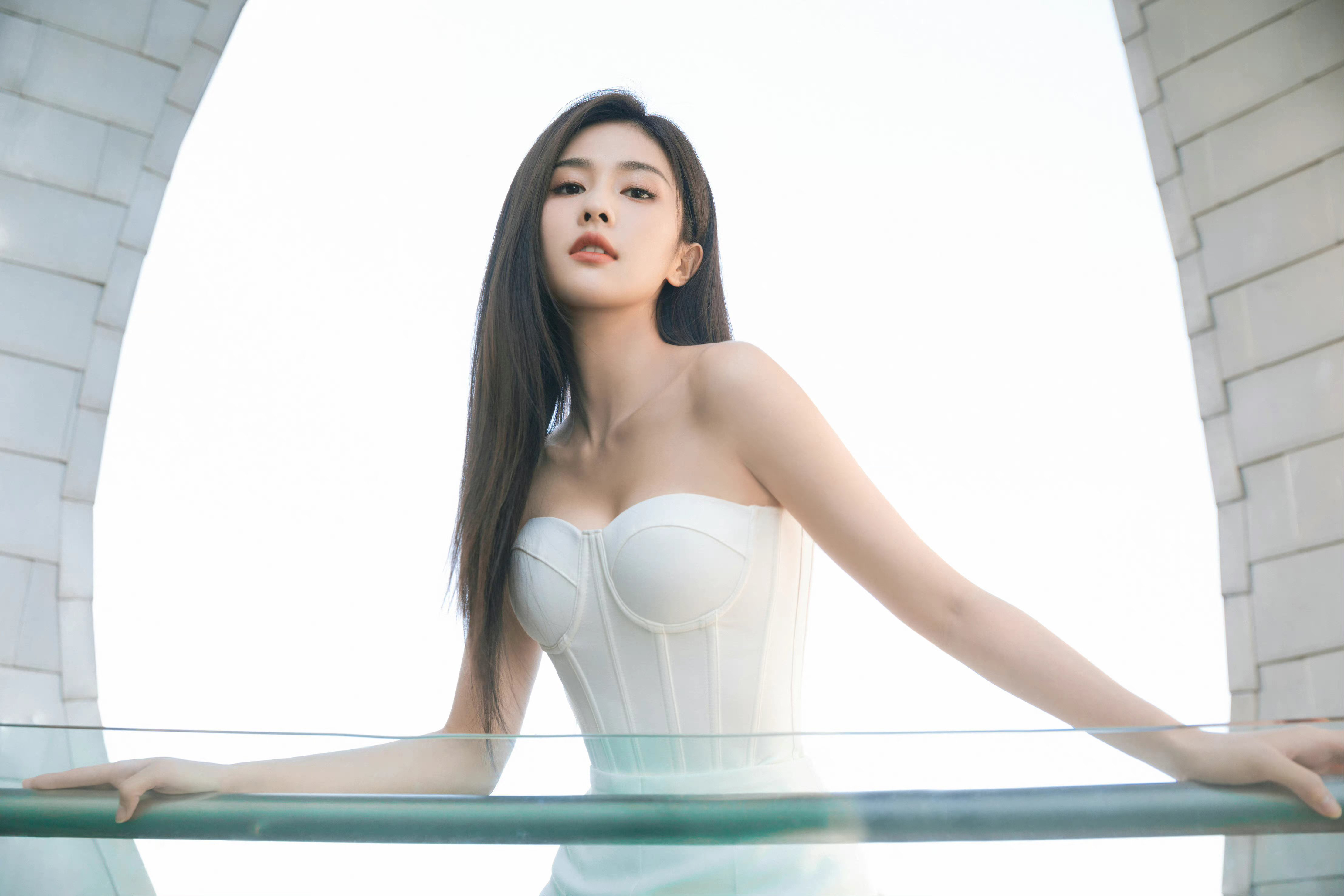 香肩小露沐晨曦—白鹿 [高清套圖]