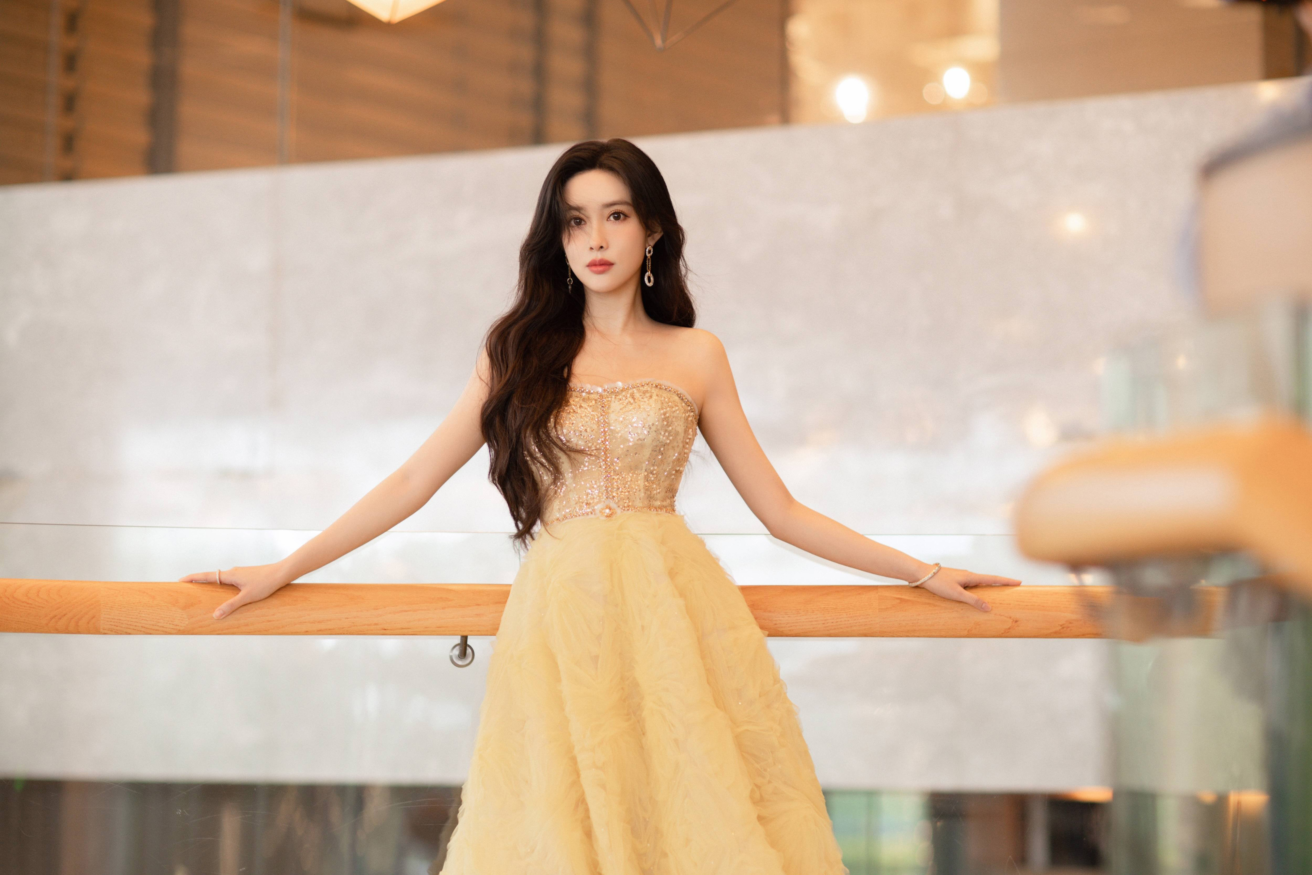 抹胸禮服顯嬌嫩—孟子義[高清套圖]-第1章-图片1