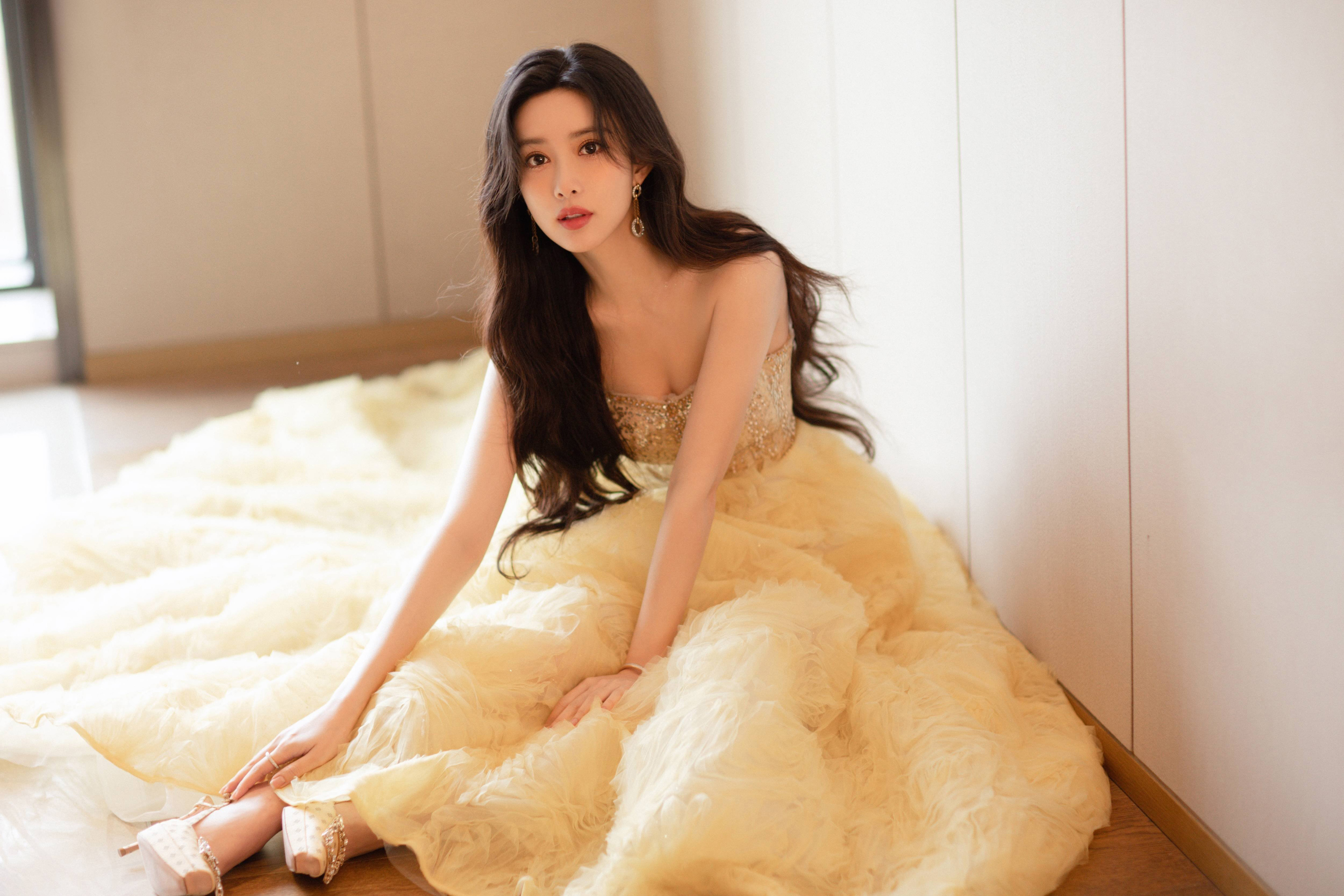 抹胸禮服顯嬌嫩—孟子義[高清套圖]-第1章-图片2