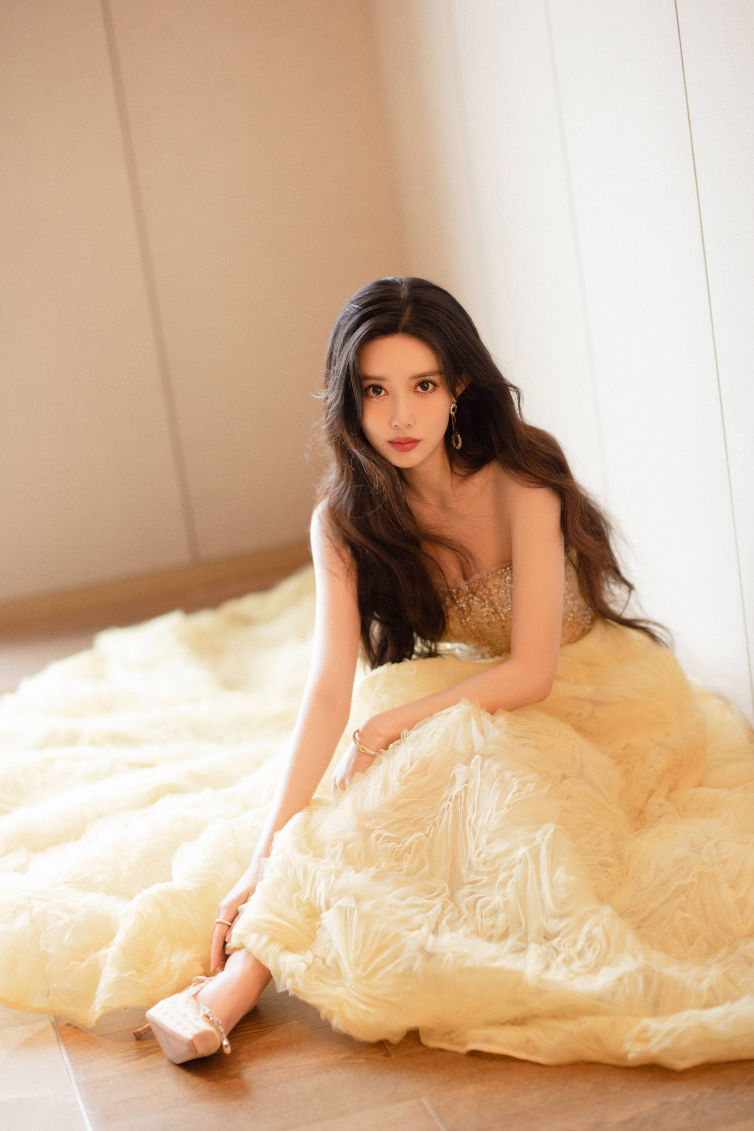 抹胸禮服顯嬌嫩—孟子義[高清套圖]-第1章-图片3