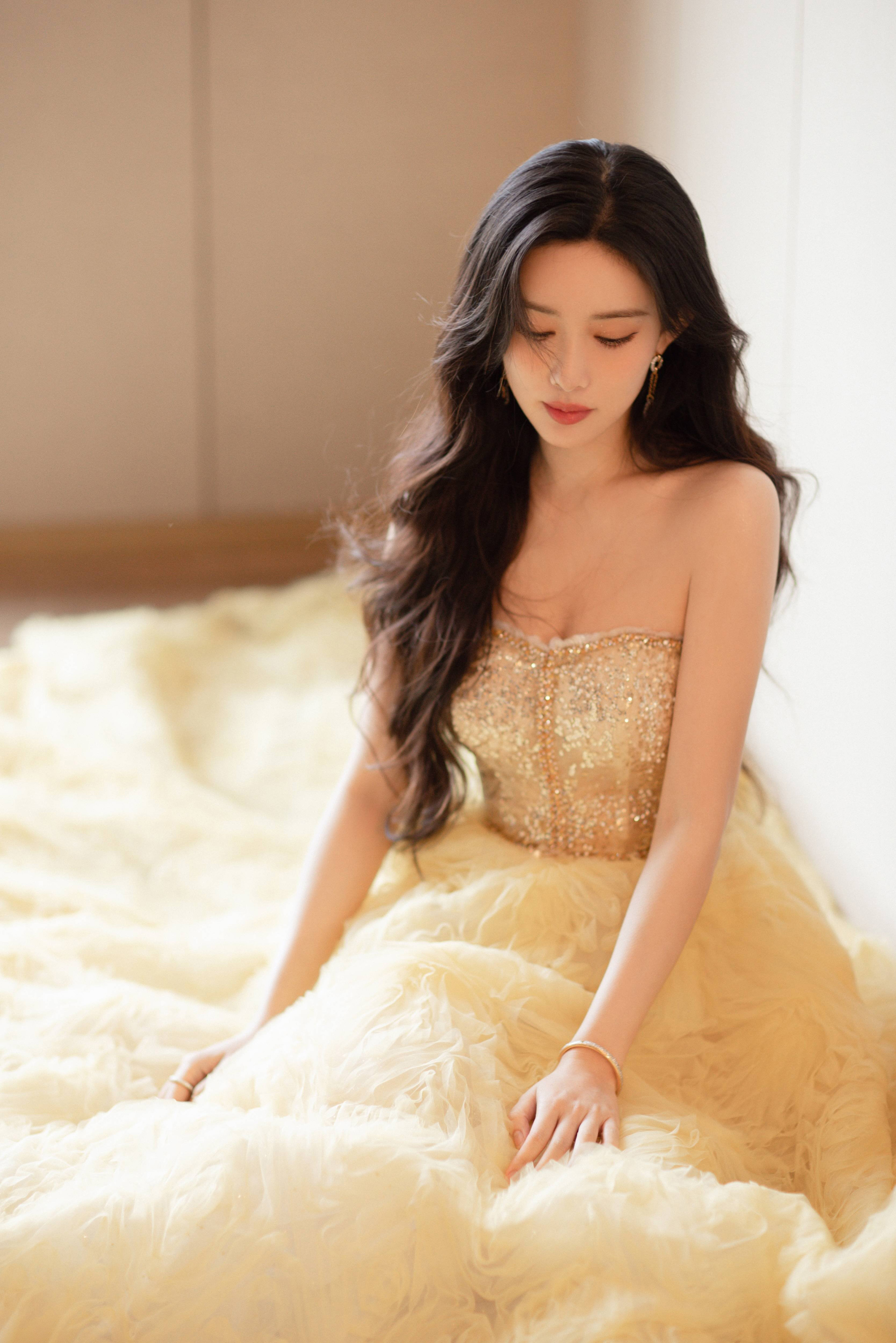 抹胸禮服顯嬌嫩—孟子義[高清套圖]-第1章-图片5