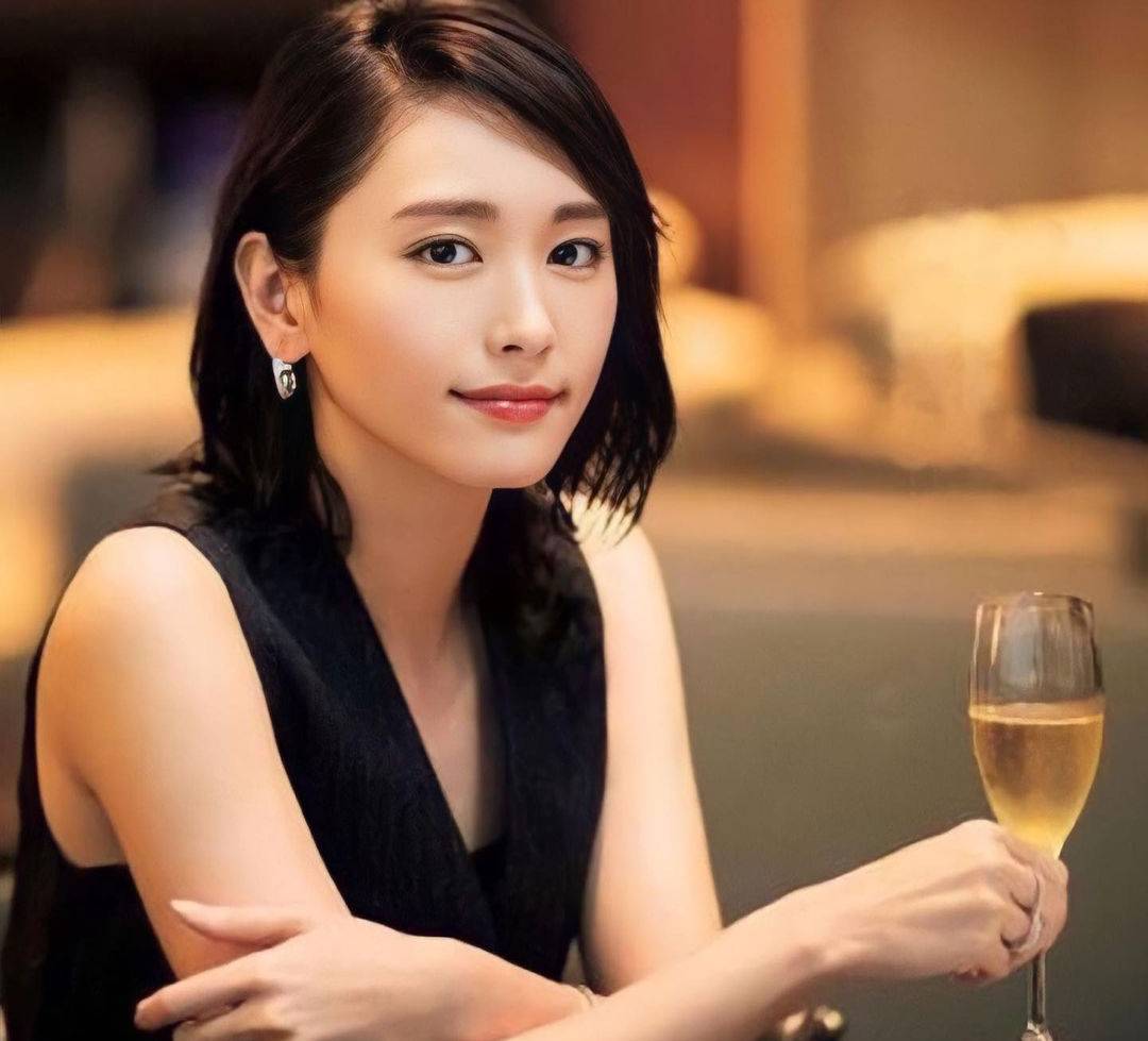 日本女演員、歌手及模特兒登上《VOCE》雜誌8月號新垣結衣-第1章-图片1