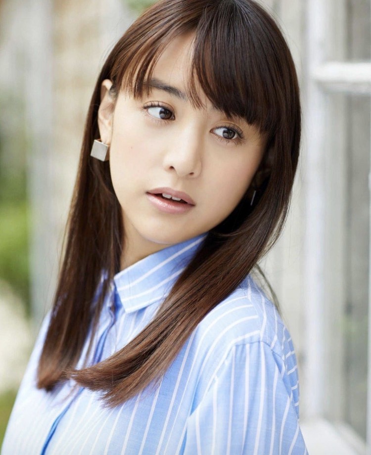 她是日本第一美腿女優有著佐佐木希般甜美長相山本美月