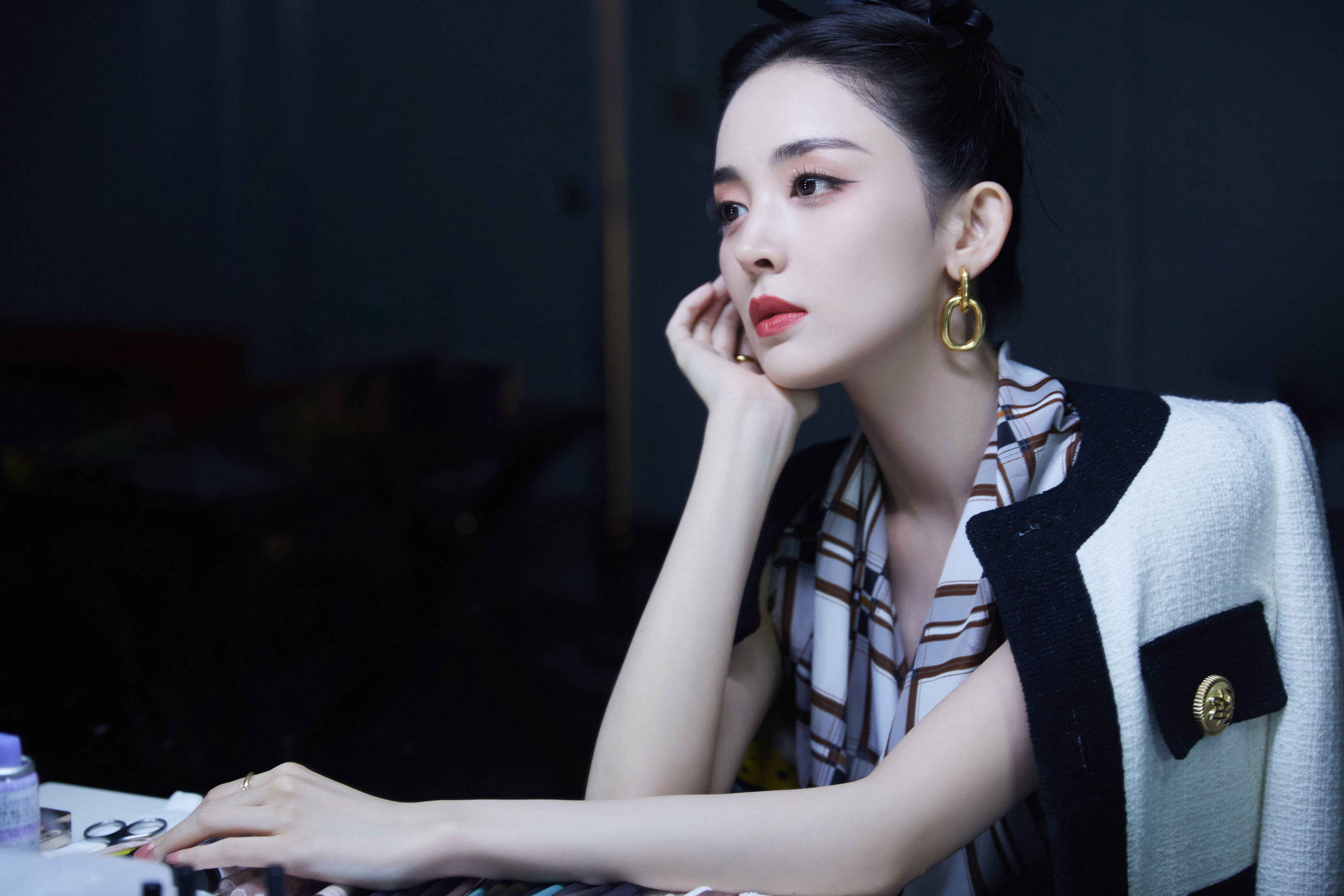 幕後的片刻寧靜—古力娜扎[高清套圖]
