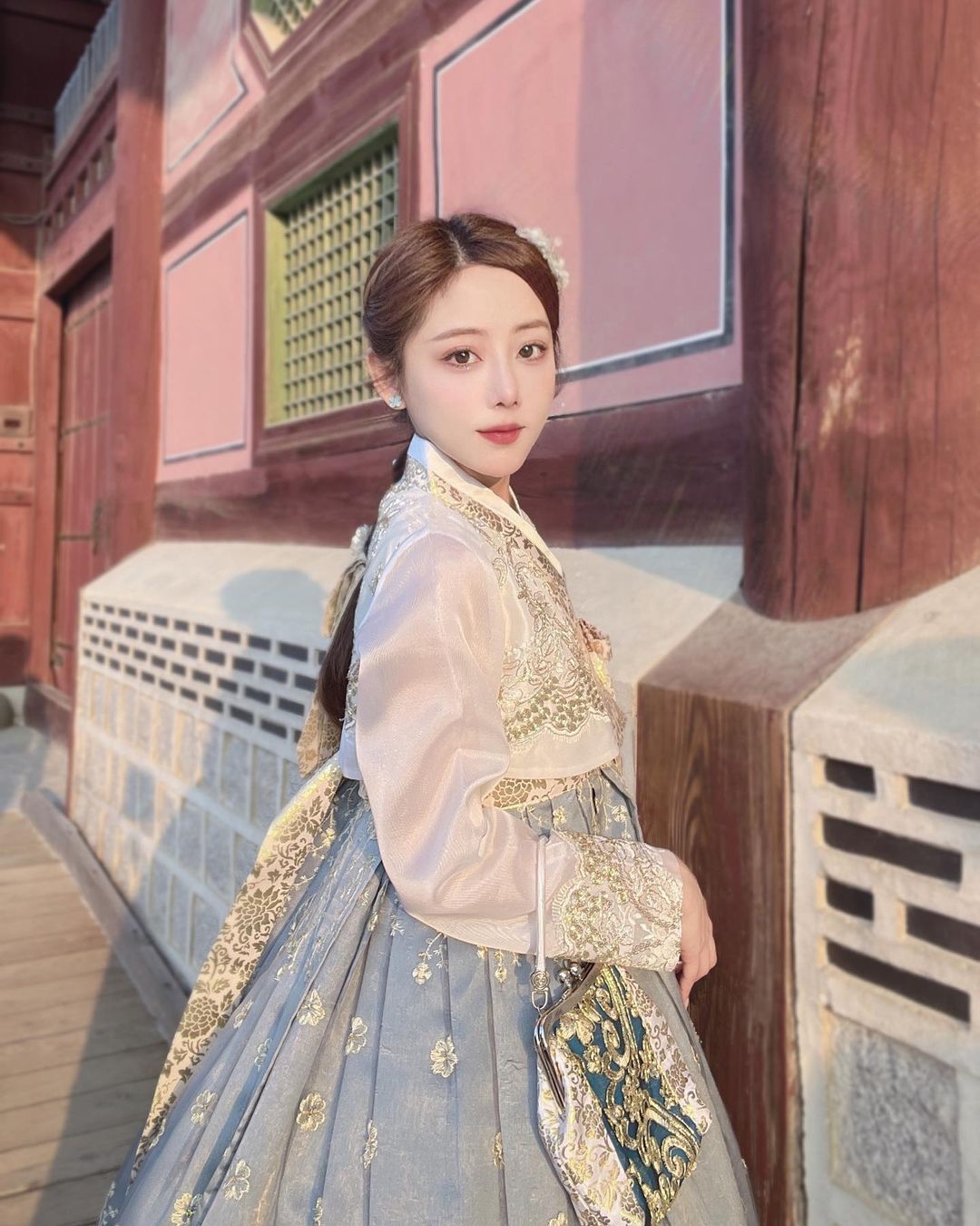 “February” has white red skin that makes people want to hold.-第1章-图片9