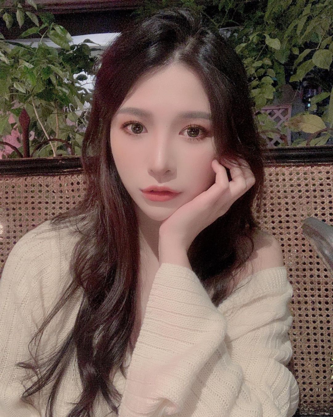 白皙美人「張芮」胸前的誘惑難以抗拒 讓人無法自拔