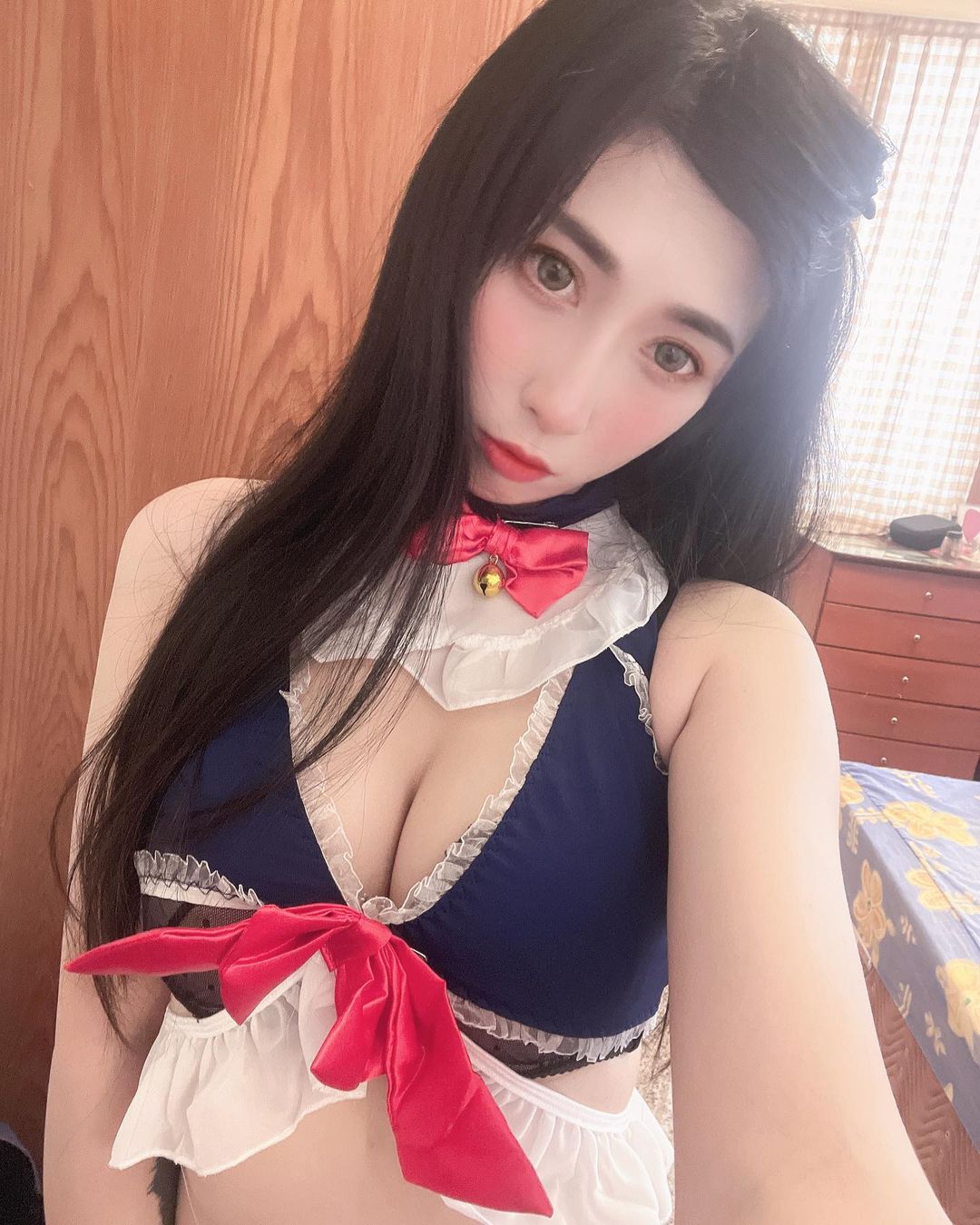 Big eye sister