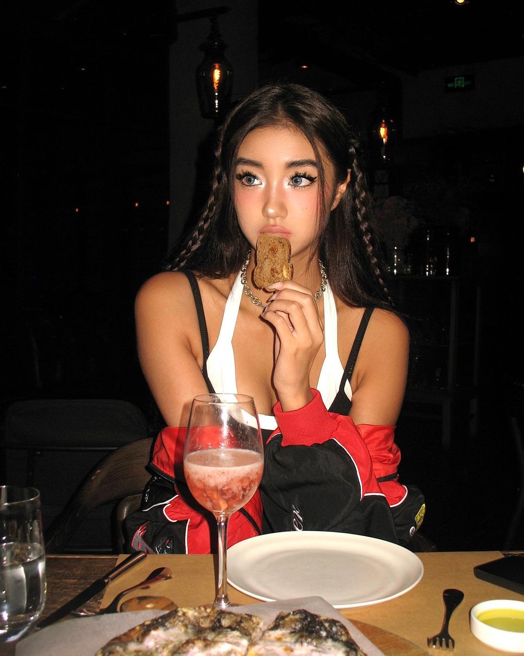 Y2K正夯！個性辣妹nopearii健康膚色更凸顯身材好比例！-第1章-图片2