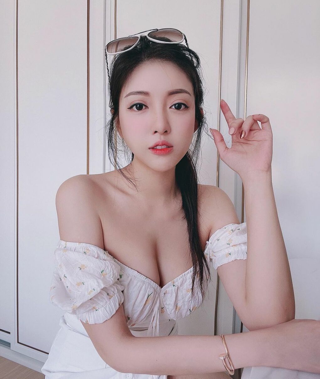 香港清新正妹「歐詠怡」每日都被性感到-第1章-图片5