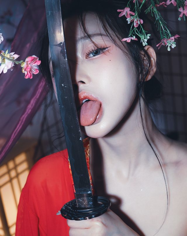 伸舌狂魔就是她！南韓性感網紅《李愛》瘋狂舔舔引人遐想！-第1章-图片9
