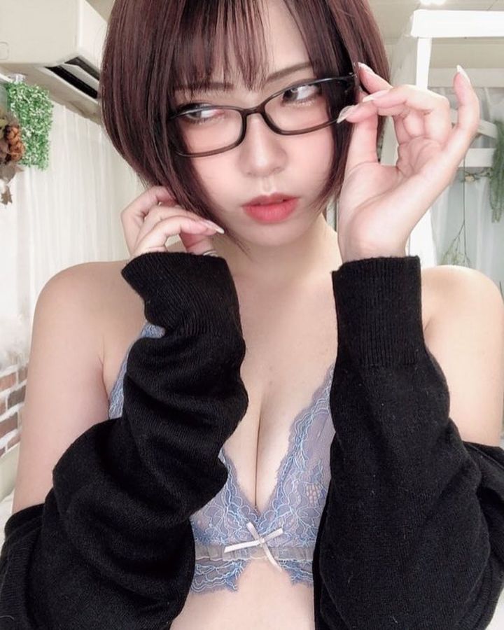 是「貧乳」又怎樣？Coser六糖撩人姿態大膽散發色氣感！-第1章-图片8