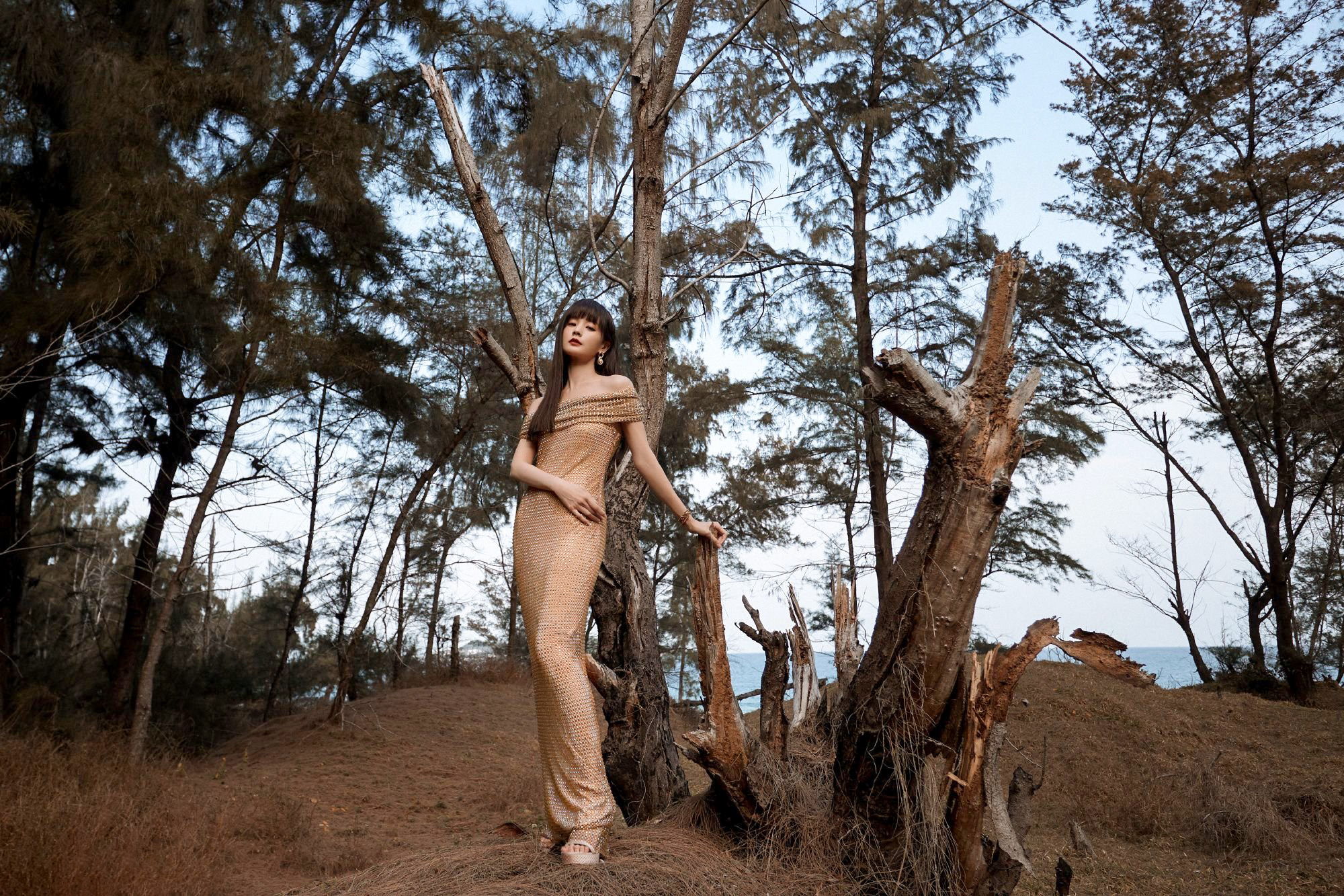 鎏金裙與沙灘共一色—李一桐[高清套圖]-第1章-图片1