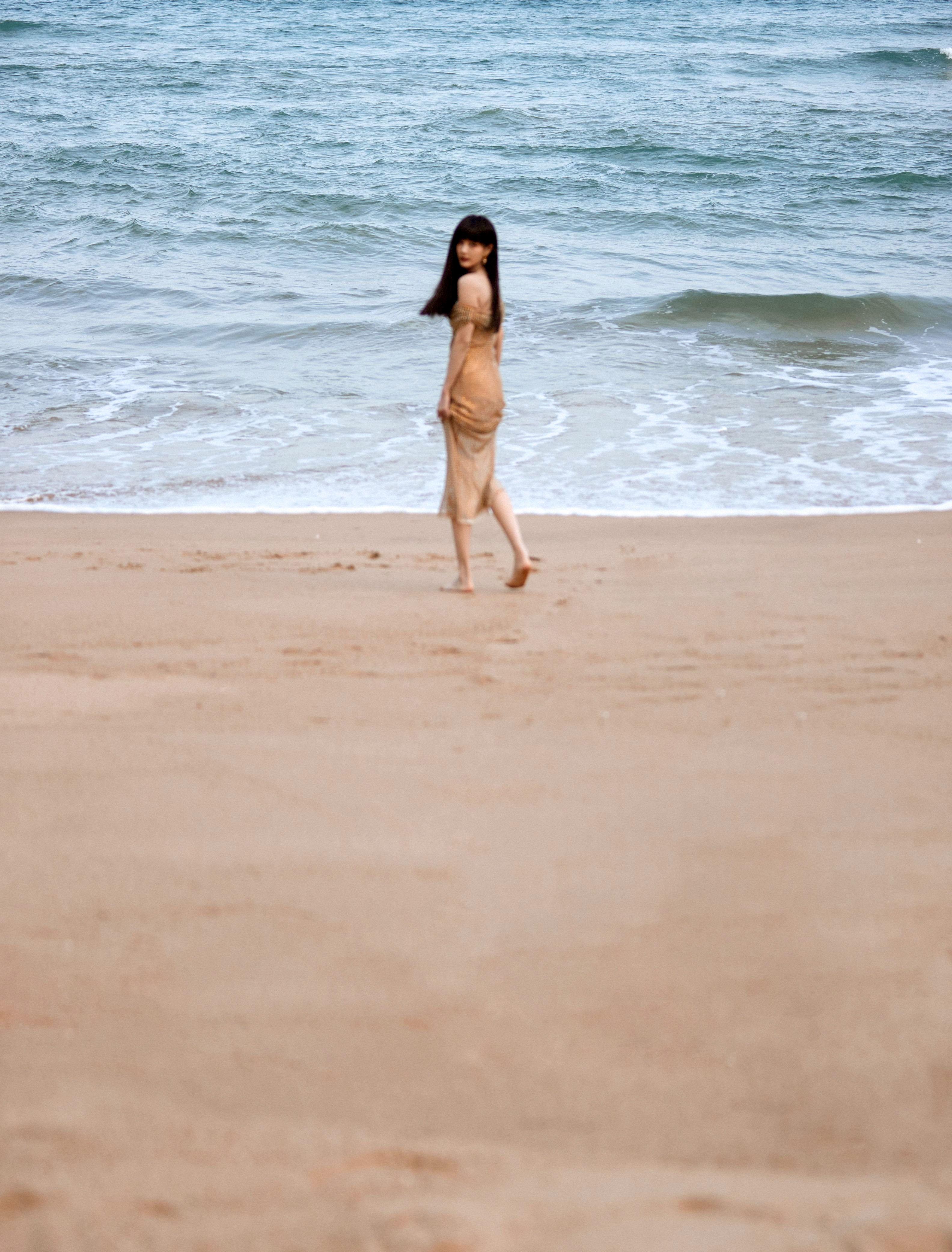 鎏金裙與沙灘共一色—李一桐[高清套圖]-第1章-图片9